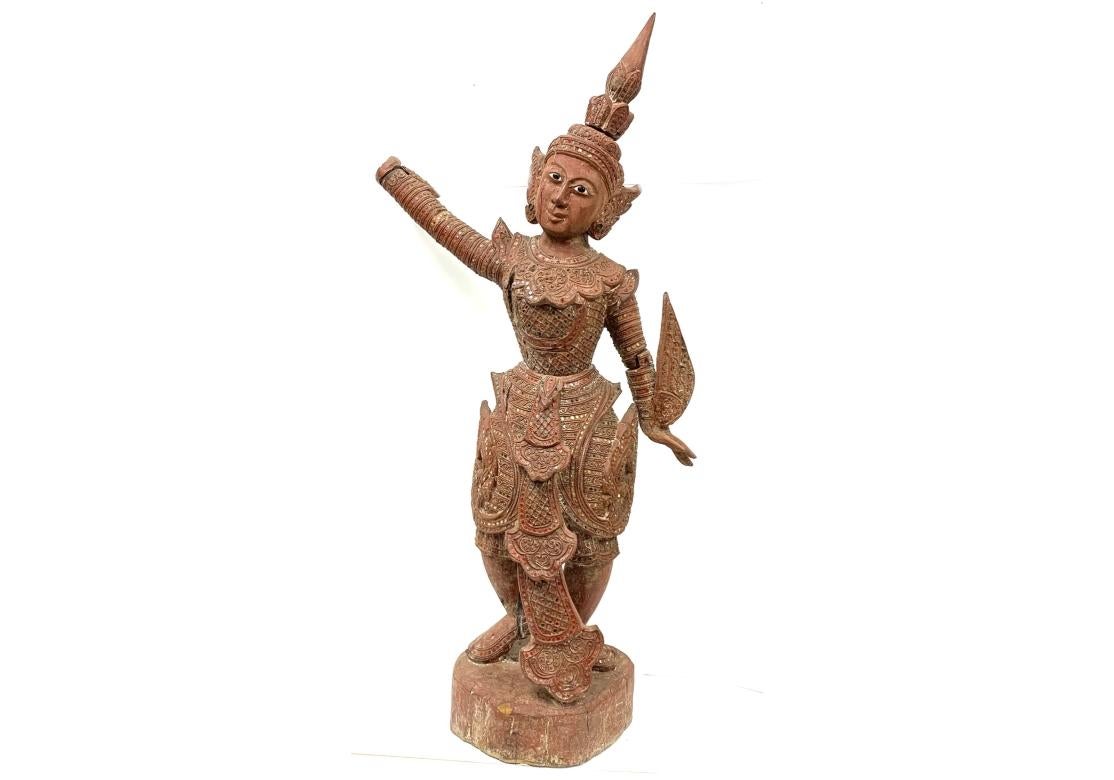 Thailandese Una grande divinità danzante in legno intagliato tailandese o birmano in vendita