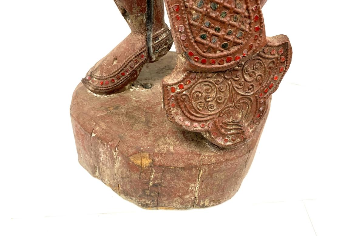 XX secolo Una grande divinità danzante in legno intagliato tailandese o birmano in vendita