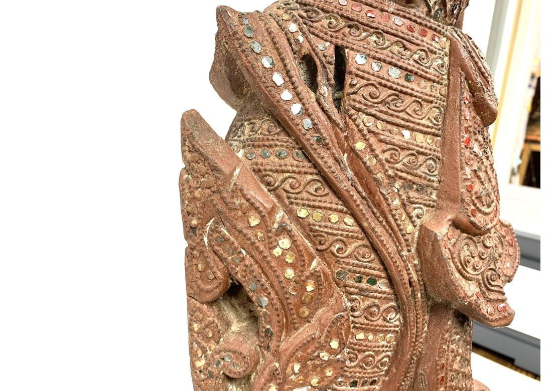 Vetro Una grande divinità danzante in legno intagliato tailandese o birmano in vendita