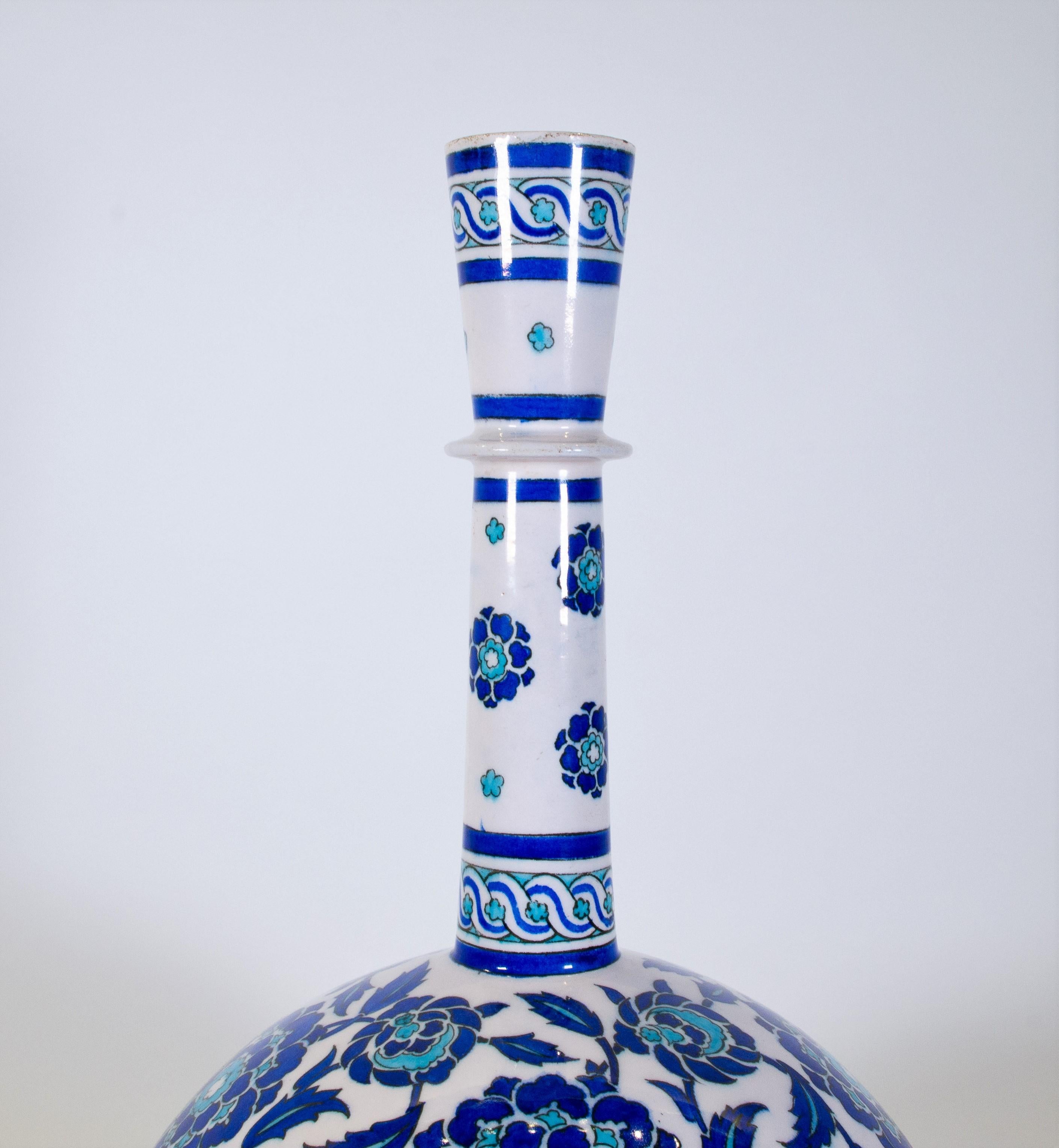 Un grand et impressionnant vase en forme de bouteille en faïence de Theodore Deck dans le goût islamique/Iznik, portant l'inscription 