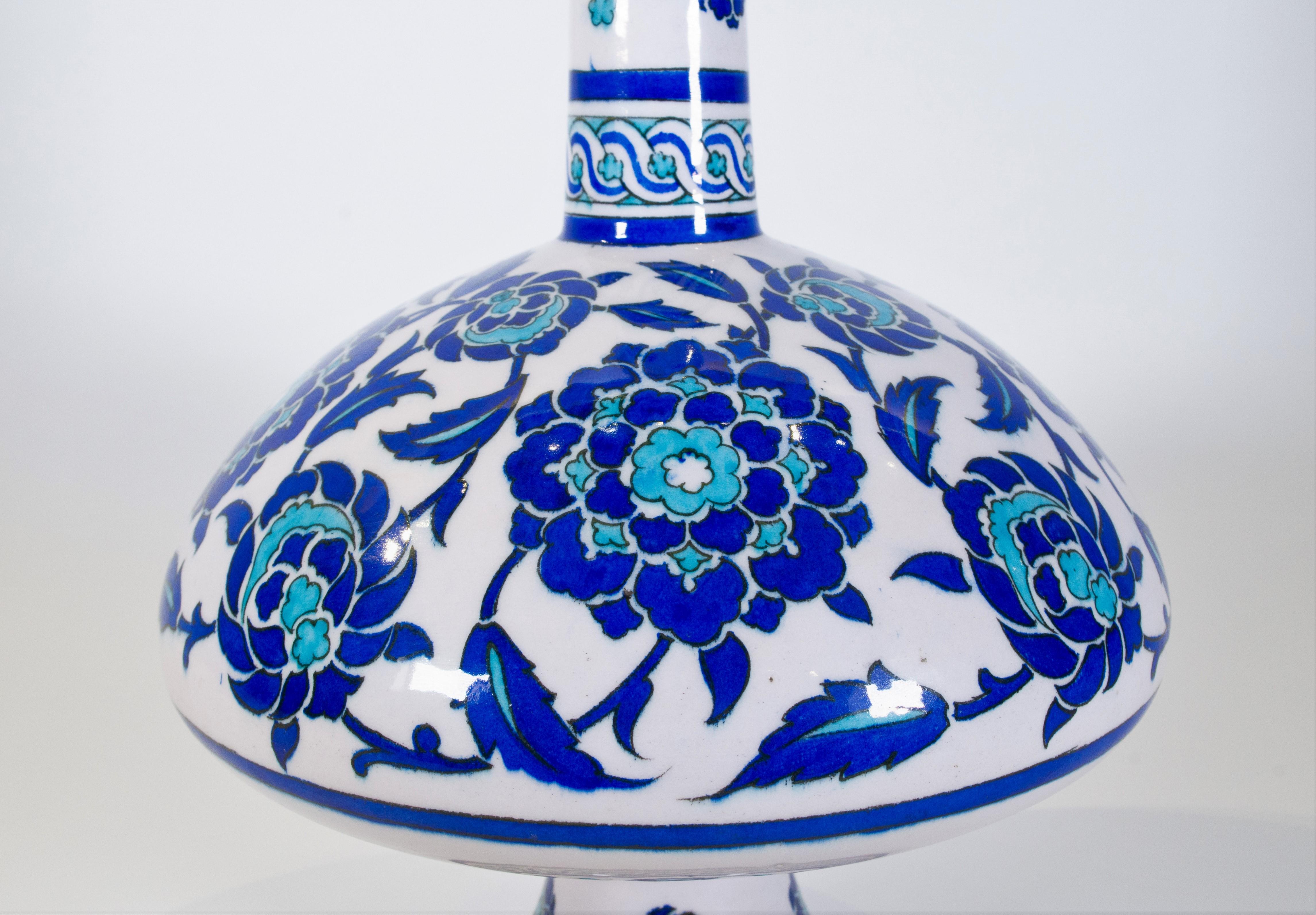Français Grand vase en forme de bouteille en faïence de Theodore Deck dans le goût islamique/Iznik en vente