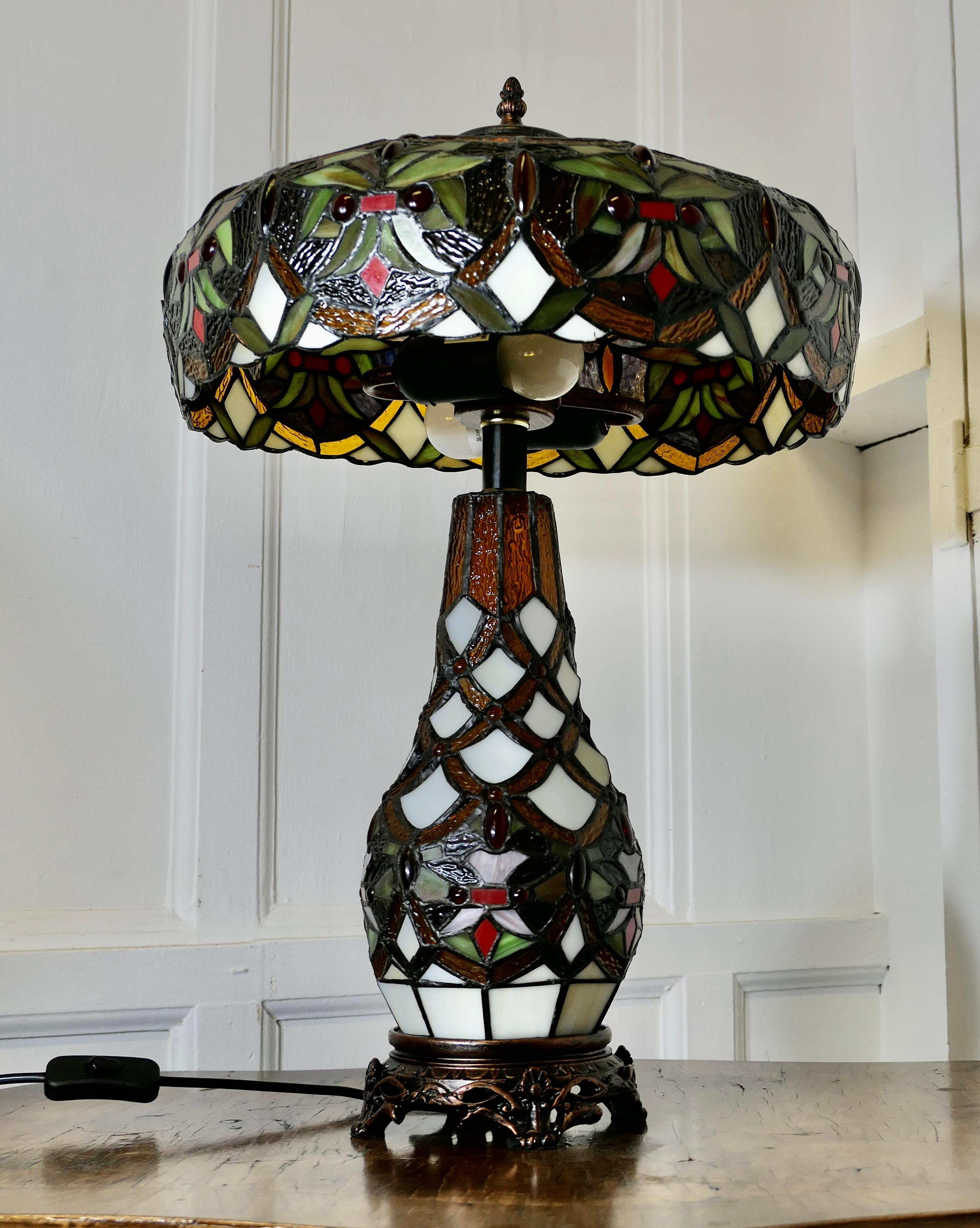 A Large Tiffany Style Stained Glass Table Lamp and Shade In Good Condition For Sale In Godshill, Isle of Wight