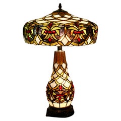 Una grande lampada da tavolo e paralume in vetro colorato in stile Tiffany
