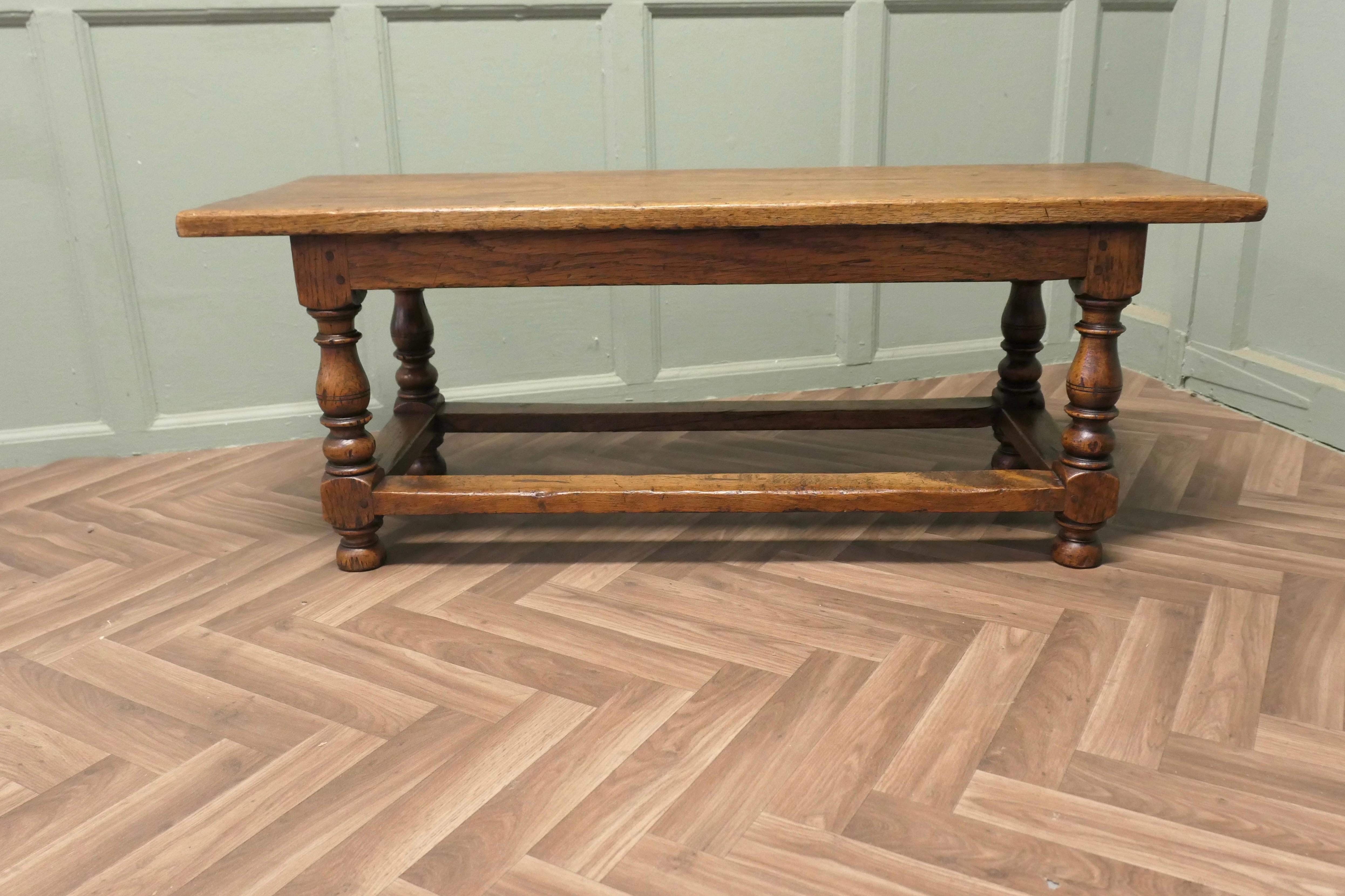 A Large Traditionally Made Oak Plank Top Coffee Table De campo en venta