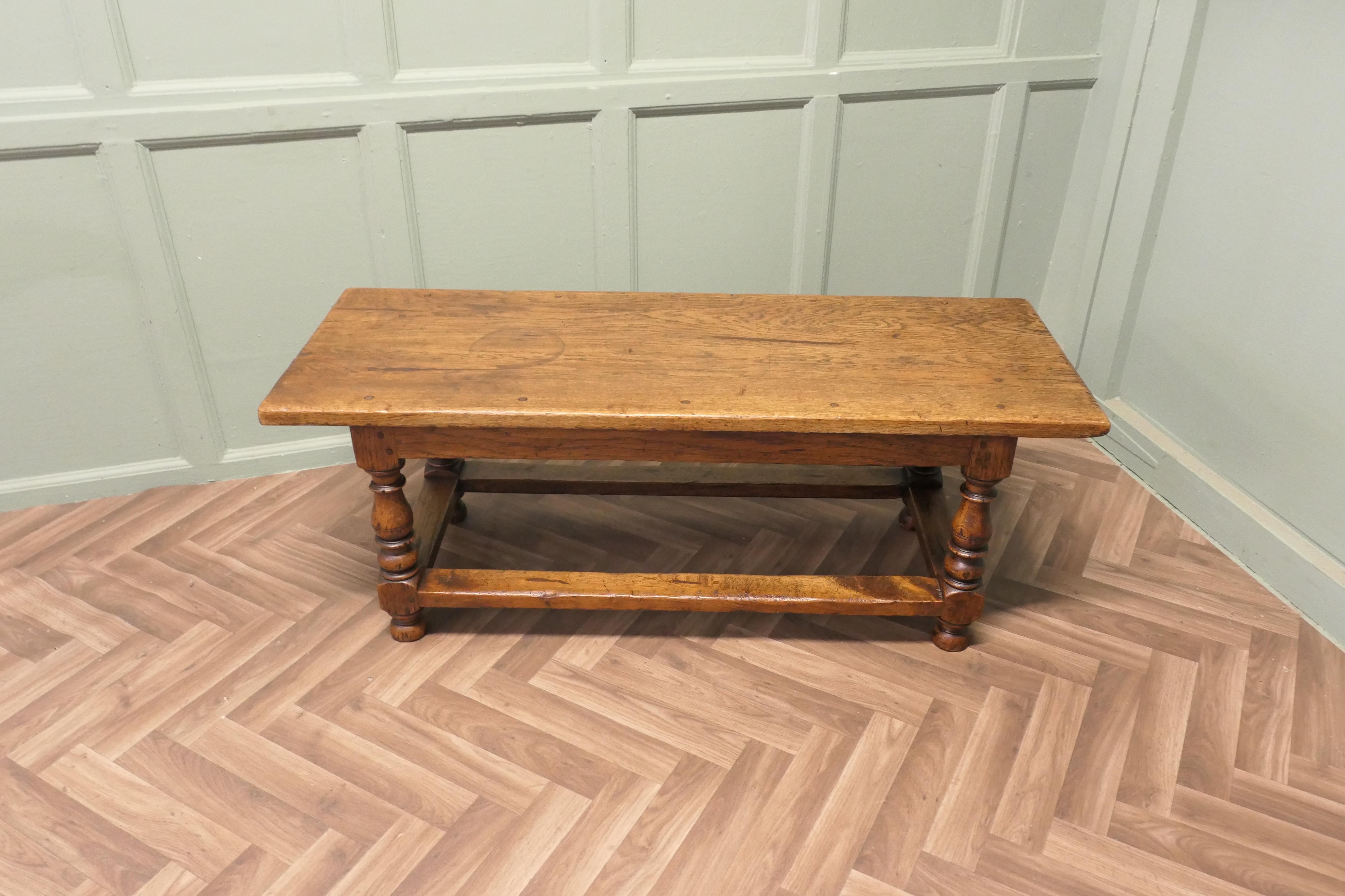 A Large Traditionally Made Oak Plank Top Coffee Table en Bueno estado para la venta en Godshill, Isle of Wight