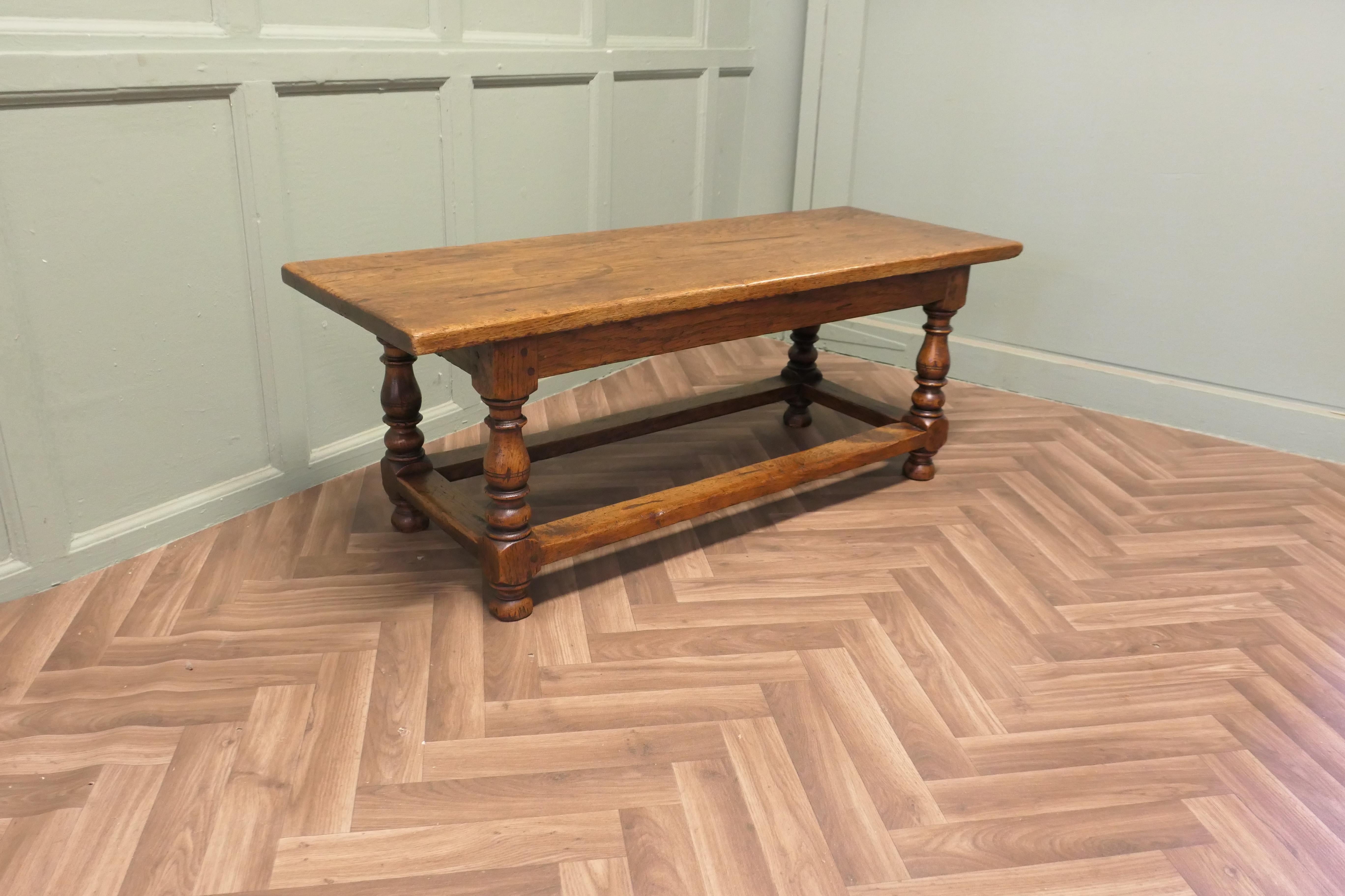 A Large Traditionally Made Oak Plank Top Coffee Table mediados del siglo XX en venta