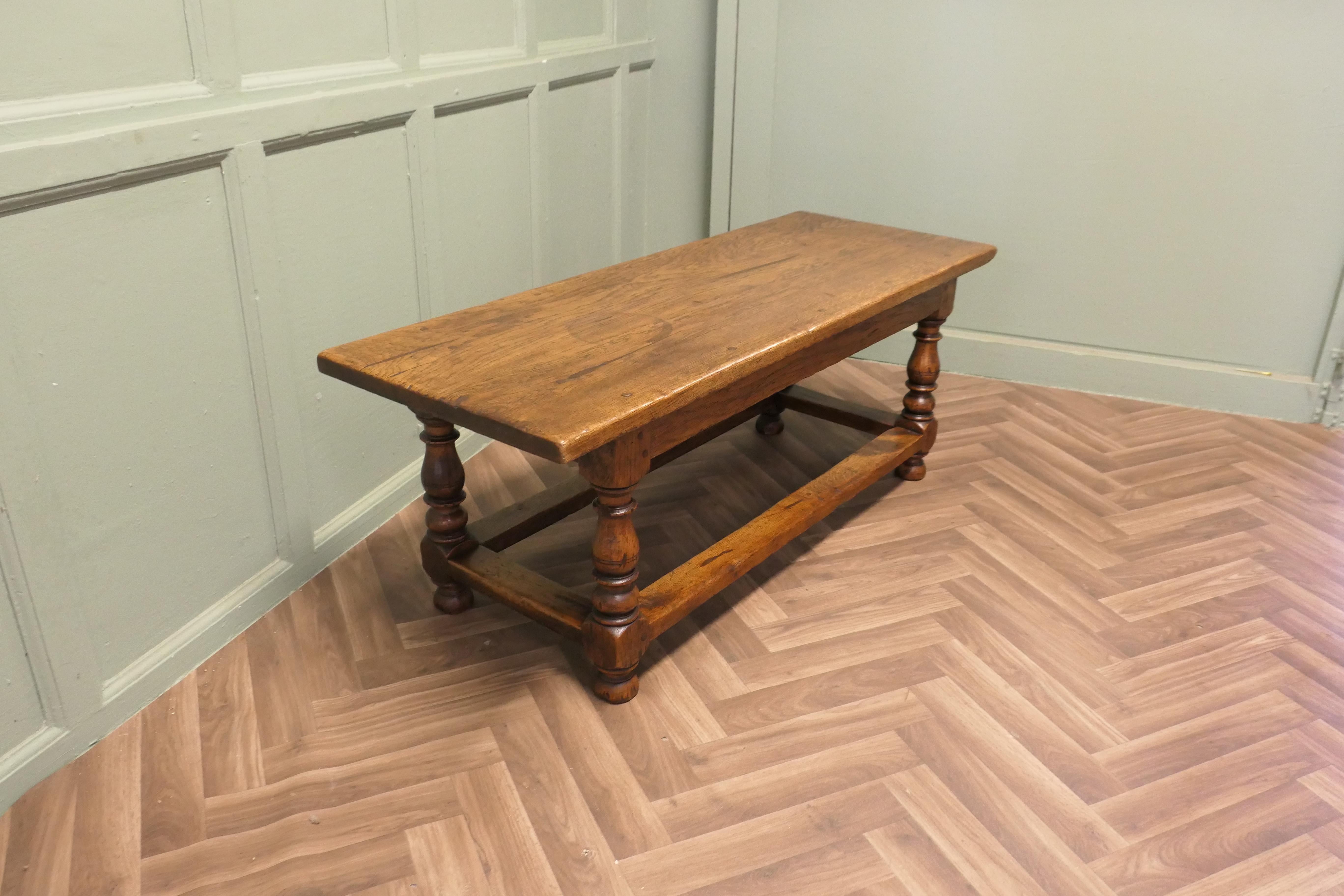 A Large Traditionally Made Oak Plank Top Coffee Table Roble en venta
