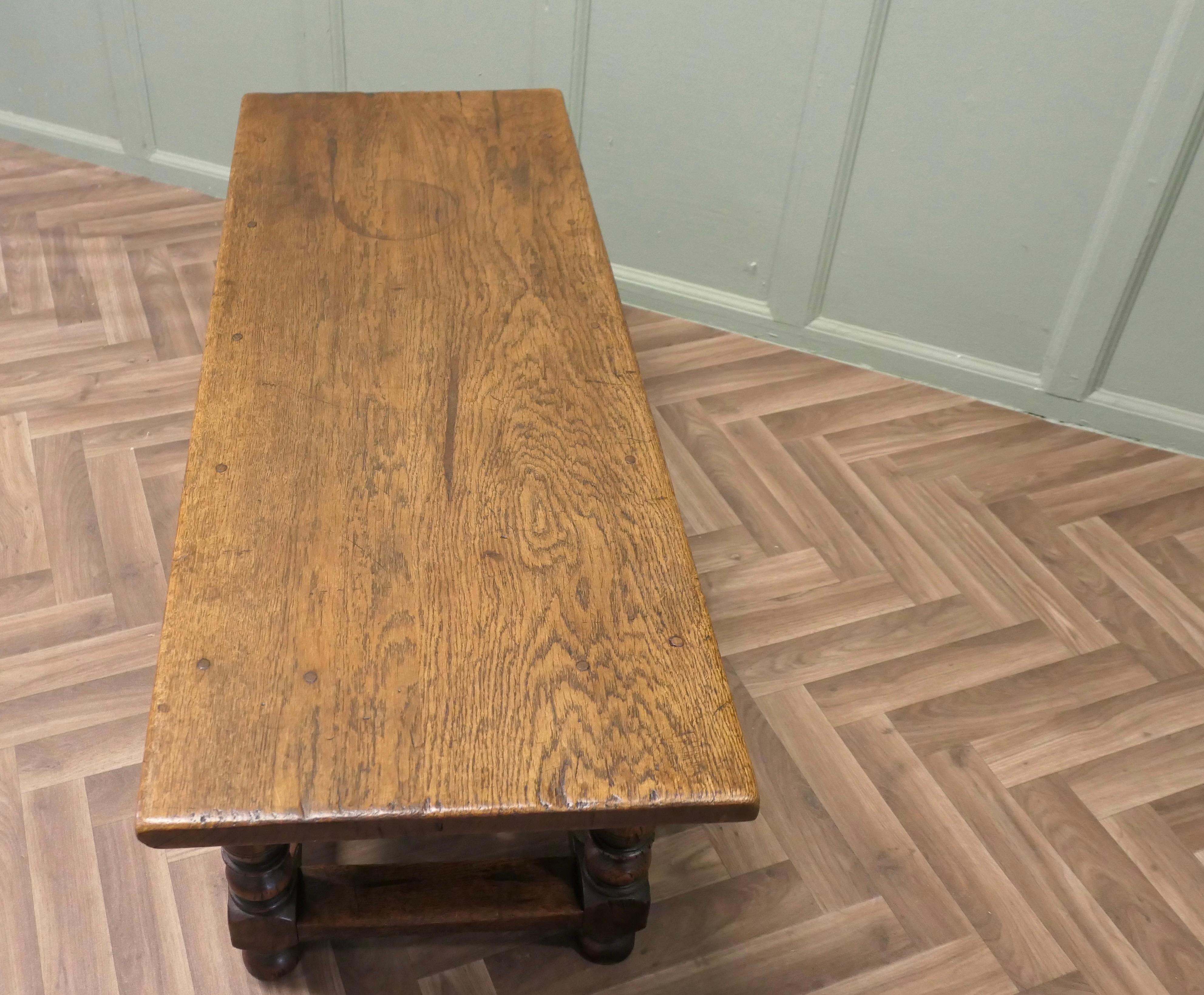 A Large Traditionally Made Oak Plank Top Coffee Table en venta 1