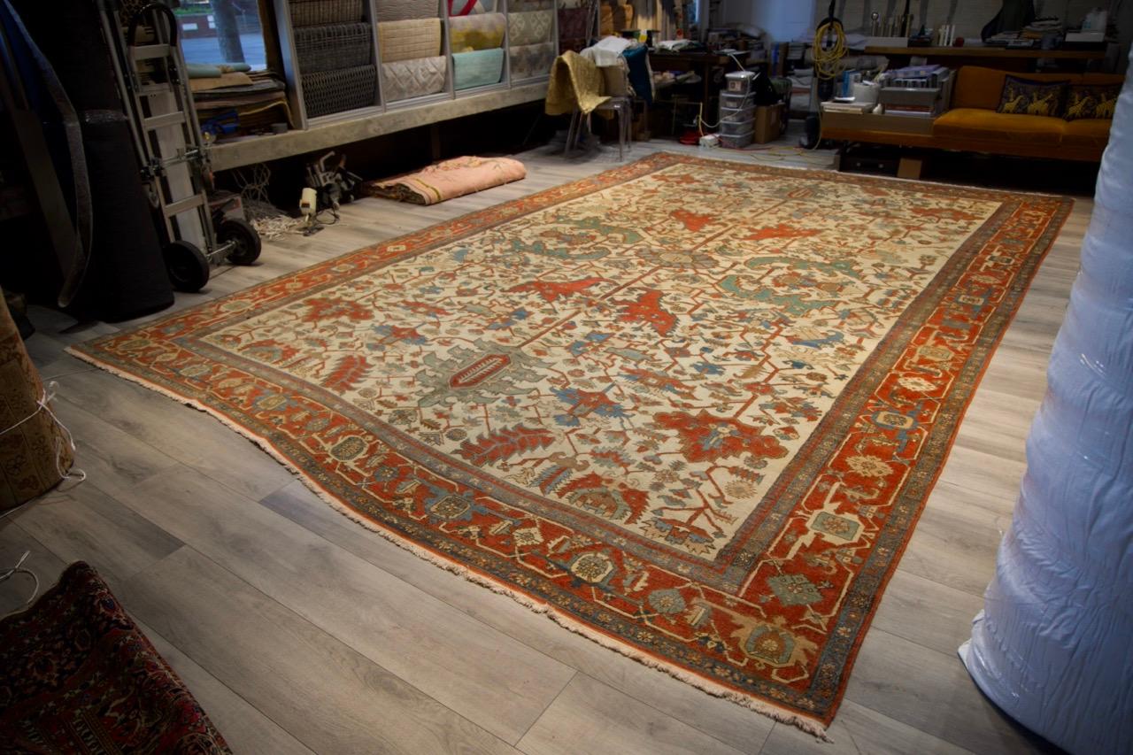 Heriz-Teppich
Nordwest-Persien, um 1890

Atemberaubendes Tribal-Design mit raffiniertem Medaillon in der Mitte
Das elfenbeinfarbene Feld mit einer zentralen Rosette, die von großformatigen, stilisierten Blumenranken flankiert wird, befindet sich in