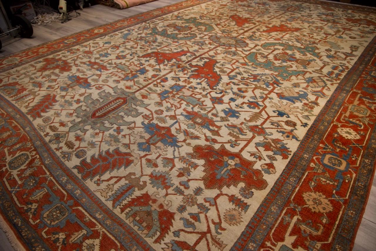 Großer Heriz-Teppich aus dem 19. Jahrhundert für das Esszimmer (Persisch) im Angebot