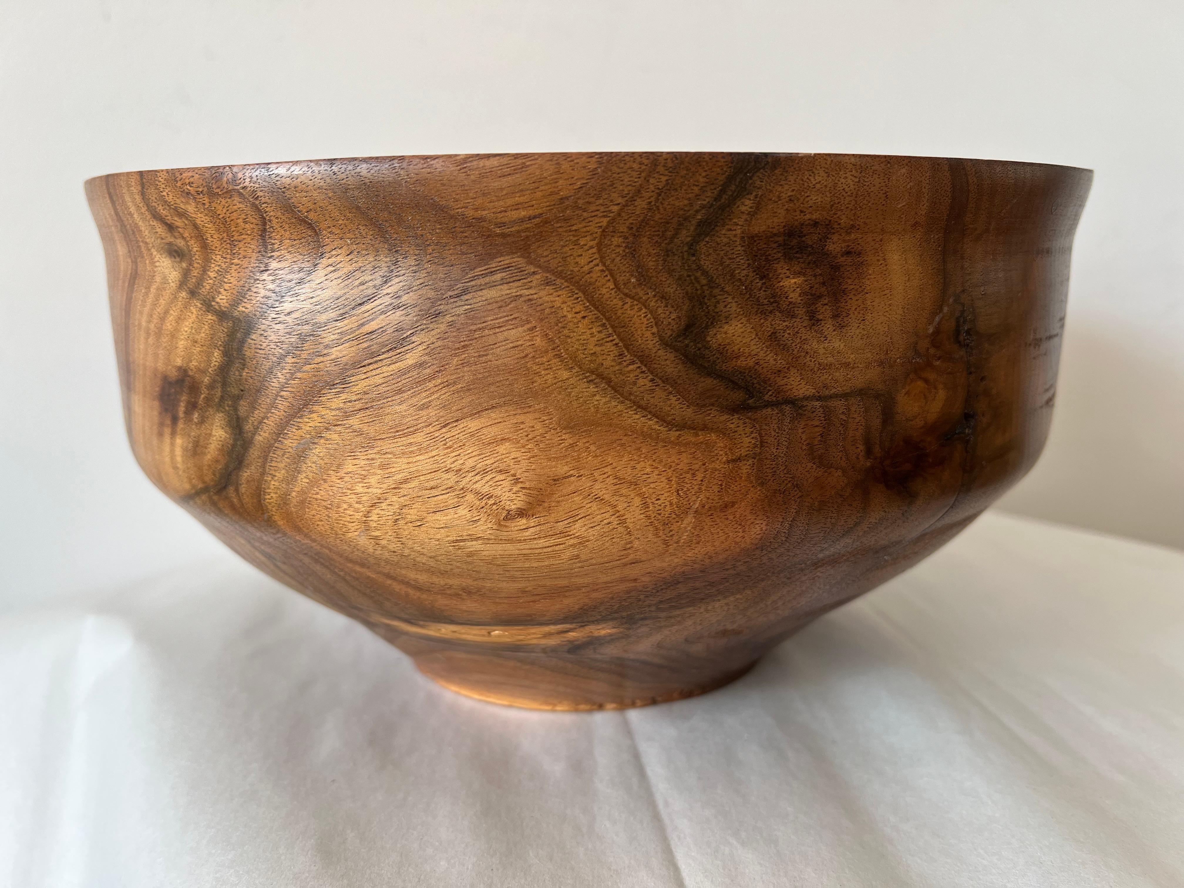 A Large Turned Walnut Bowl By Paul E. Schweisthal ca' 2005 In Good Condition For Sale In St.Petersburg, FL