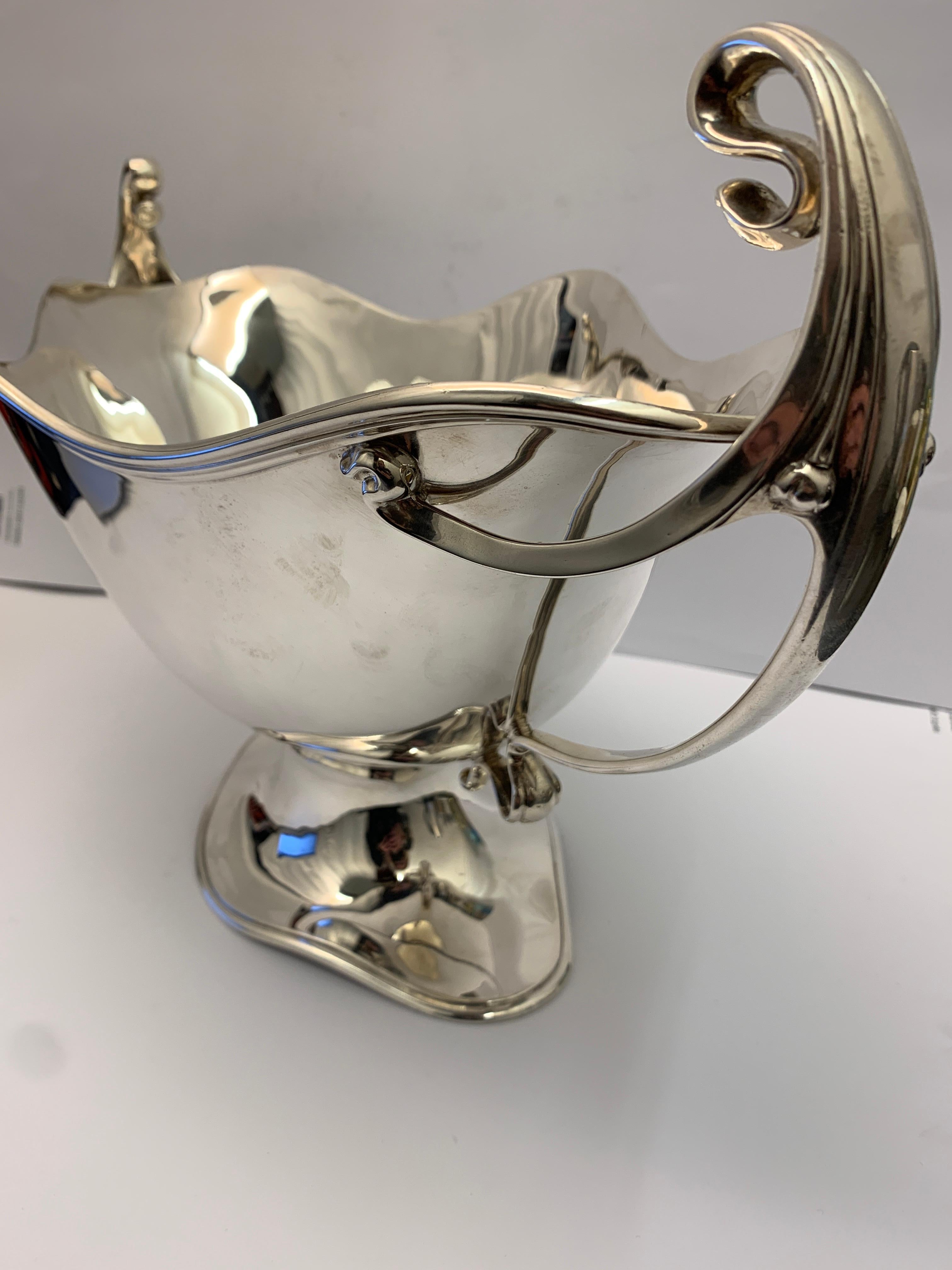 A large and heavy double handled silver centrepiece. Made by the Elkington company in Birmingham 1909.

Measuring at over 18 inches wide