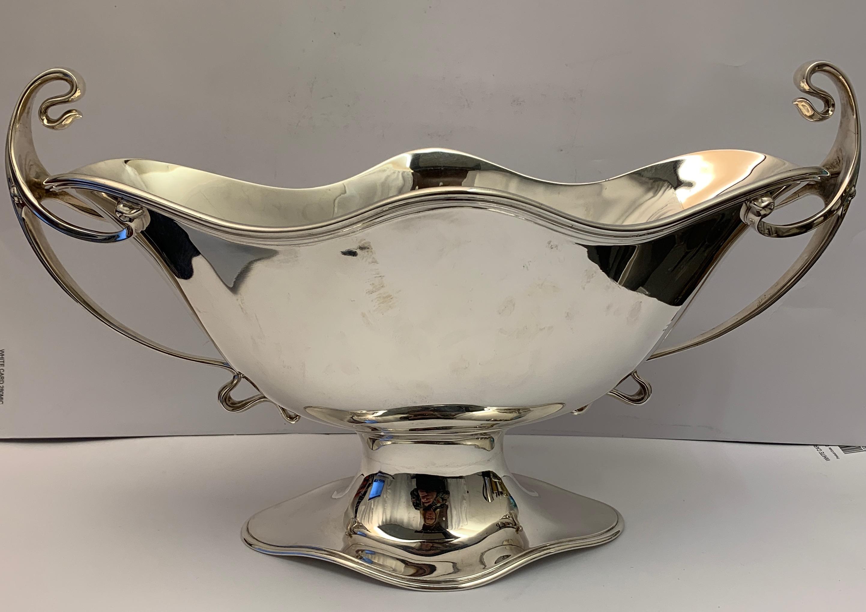 A Large Two Handled Silver Centrepiece by Elkington  In Good Condition For Sale In London, London