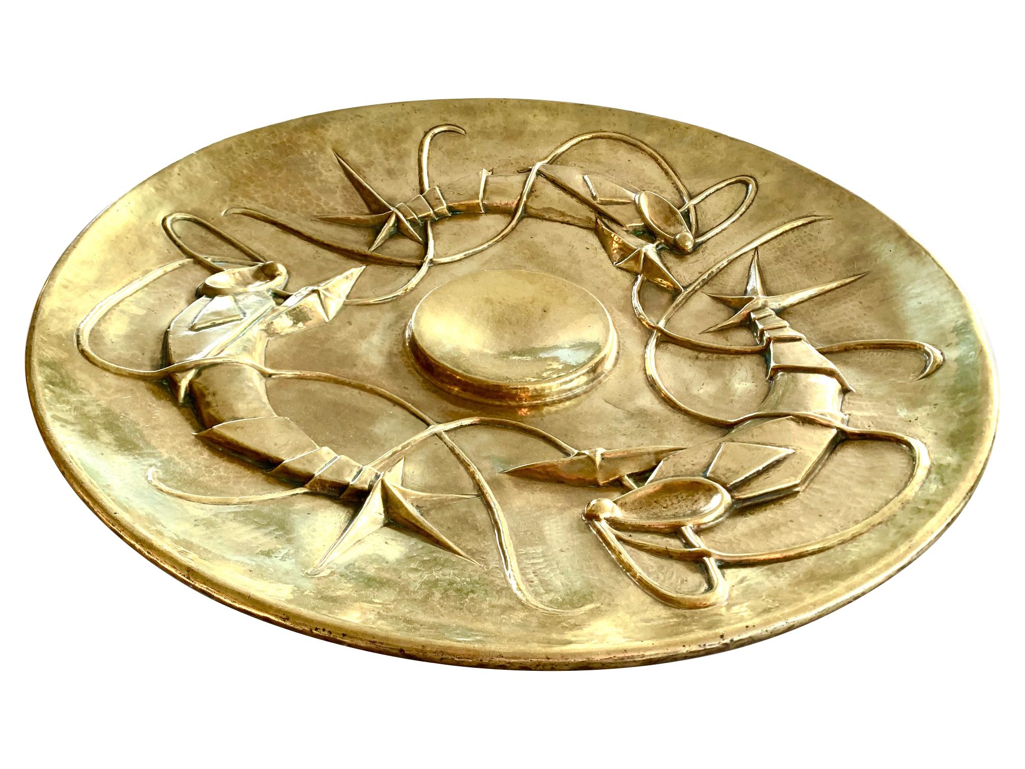 Large Unique Art Nouveau Brass Charger Decorated with Three Stylized Lobsters In Good Condition For Sale In London, GB