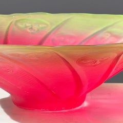 Un grande piatto unico in vetro a depressione con facce di luna, inizio XX secolo