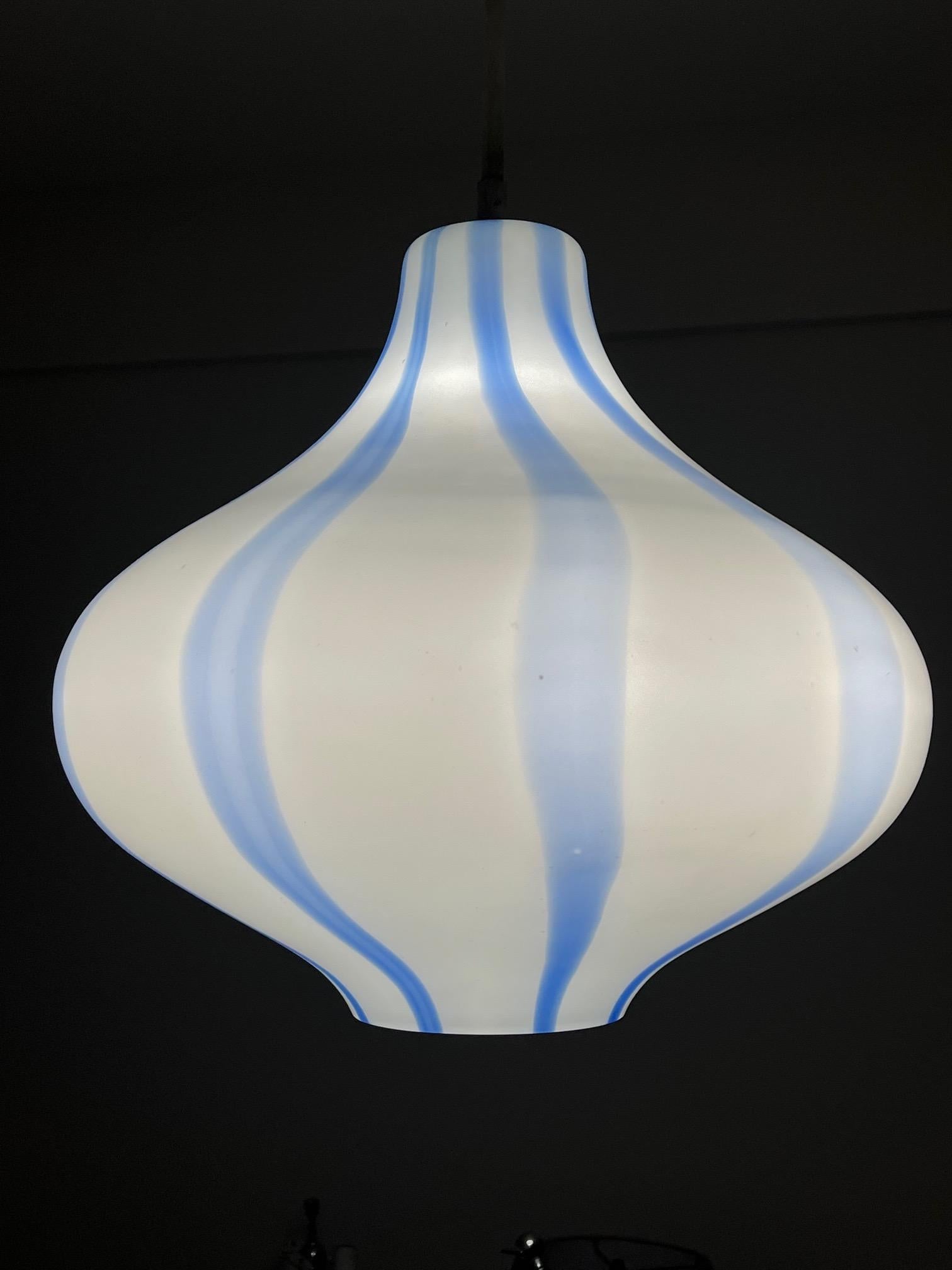 A Large Venini Glass Pendant Lamp In Good Condition For Sale In St.Petersburg, FL