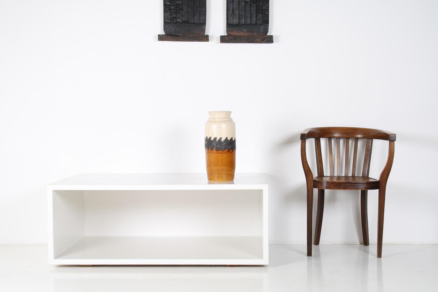 Questo affascinante vaso vintage in West German Pottery di BAY si distingue per la sua colorazione unica, che offre una tonalità vibrante e terrosa.  I suoi tratti chiari e scuri a contrasto si adattano bene a uno sfondo chiaro o scuro.
Realizzate