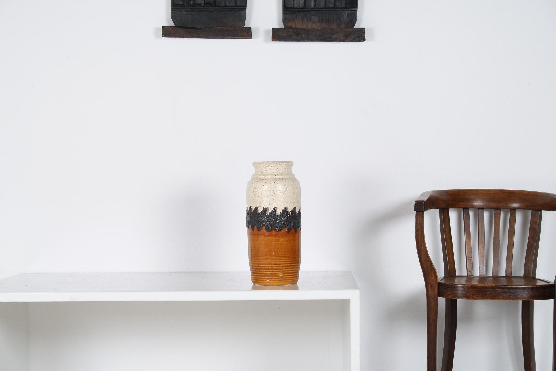 Mid-Century moderno Un grande e vivace vaso in ceramica West German Pottery Fat Lava in arancione, nero e crema di BAY in vendita