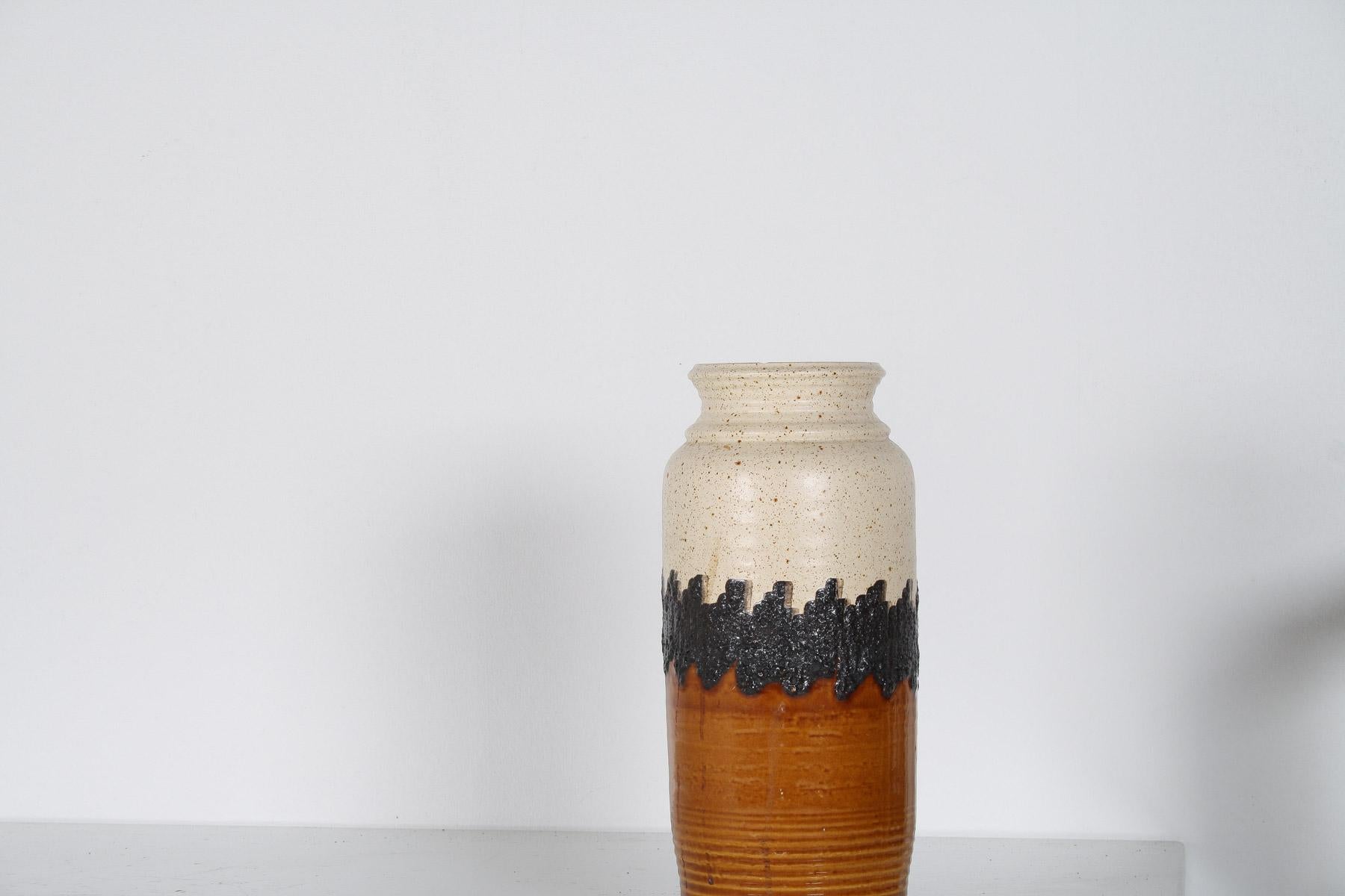 Tedesco Un grande e vivace vaso in ceramica West German Pottery Fat Lava in arancione, nero e crema di BAY in vendita