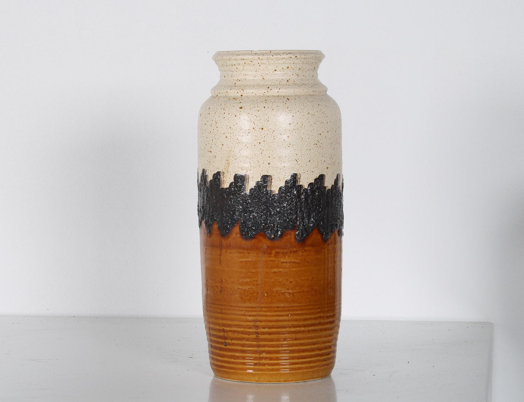 Smaltato Un grande e vivace vaso in ceramica West German Pottery Fat Lava in arancione, nero e crema di BAY in vendita