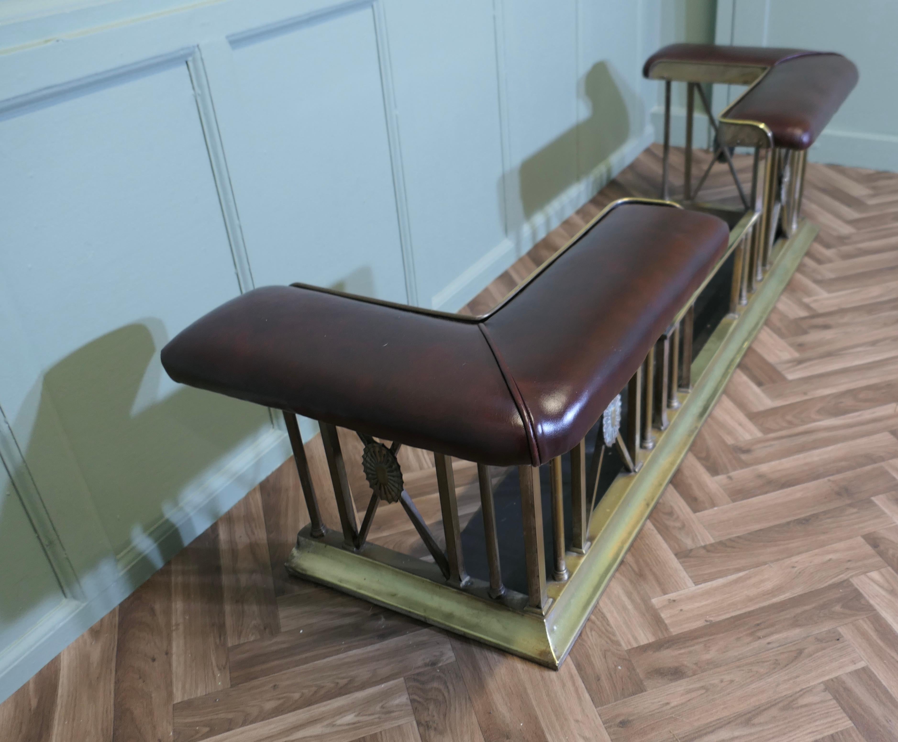 Fine XIX secolo Un grande parafango da club vittoriano in ottone e pelle  Questo è un pezzo elegante in vendita
