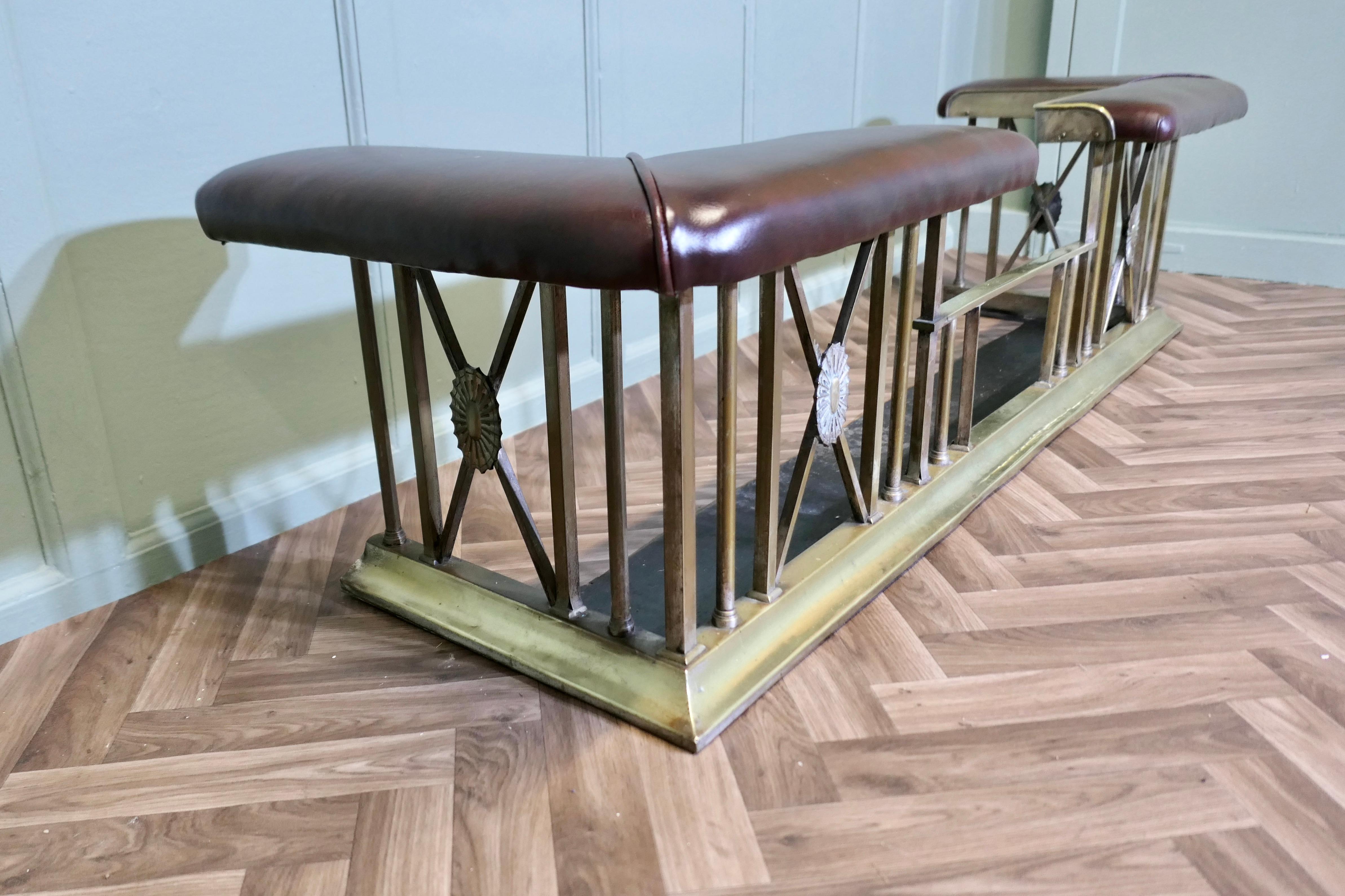Ottone Un grande parafango da club vittoriano in ottone e pelle  Questo è un pezzo elegante in vendita