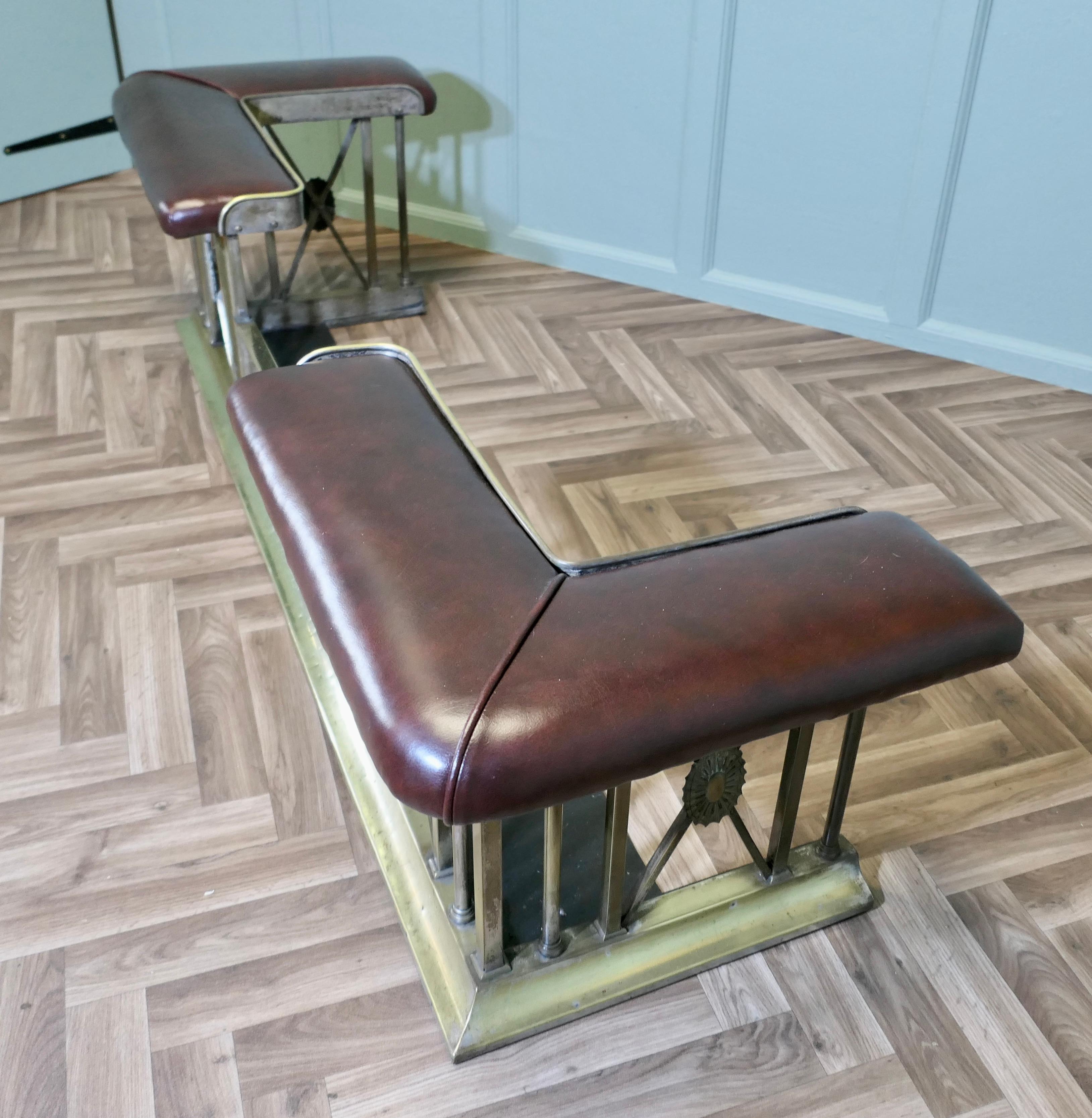 Un grande parafango da club vittoriano in ottone e pelle  Questo è un pezzo elegante in vendita 2