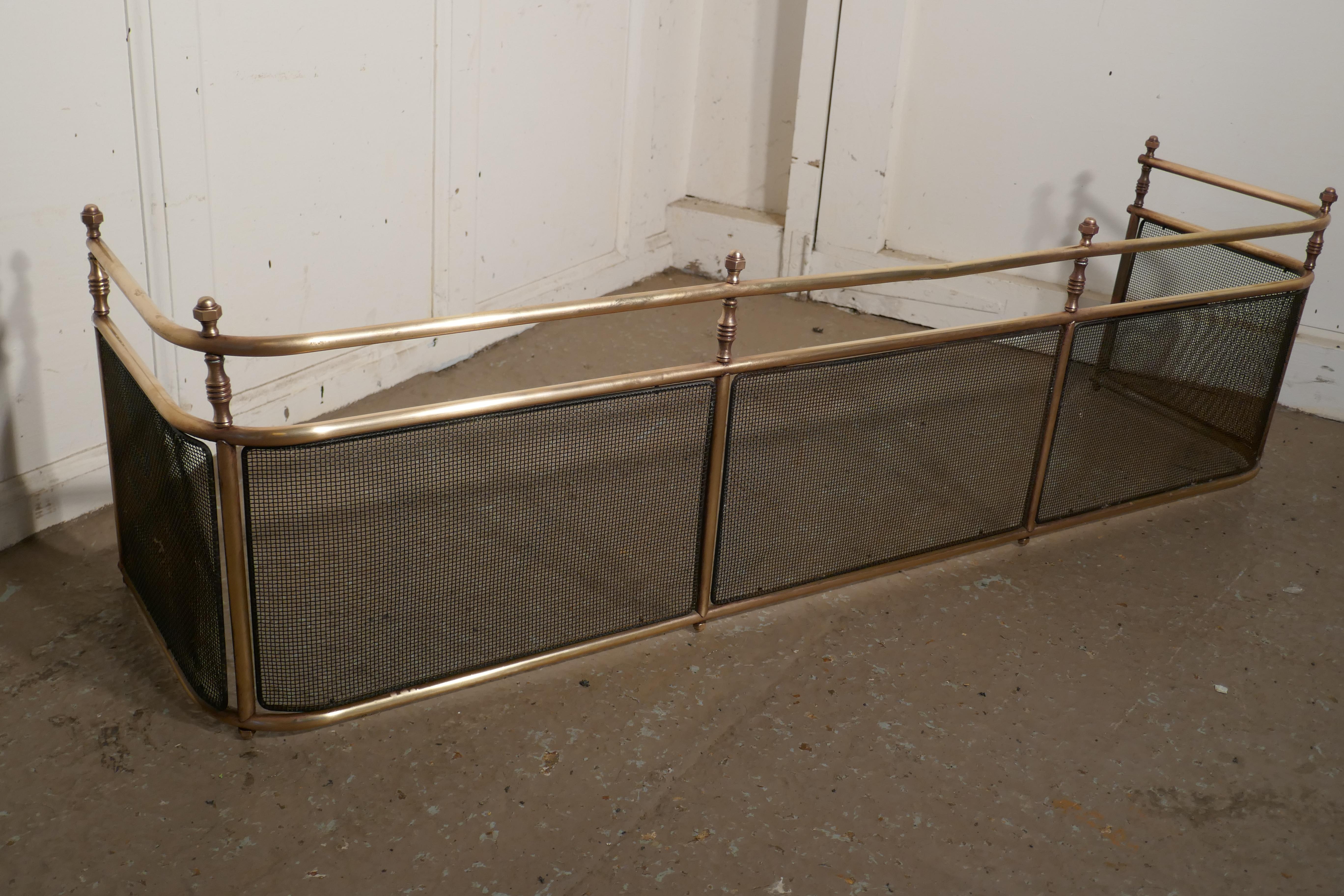 Large Victorian Brass Club Fender In Good Condition In Chillerton, Isle of Wight