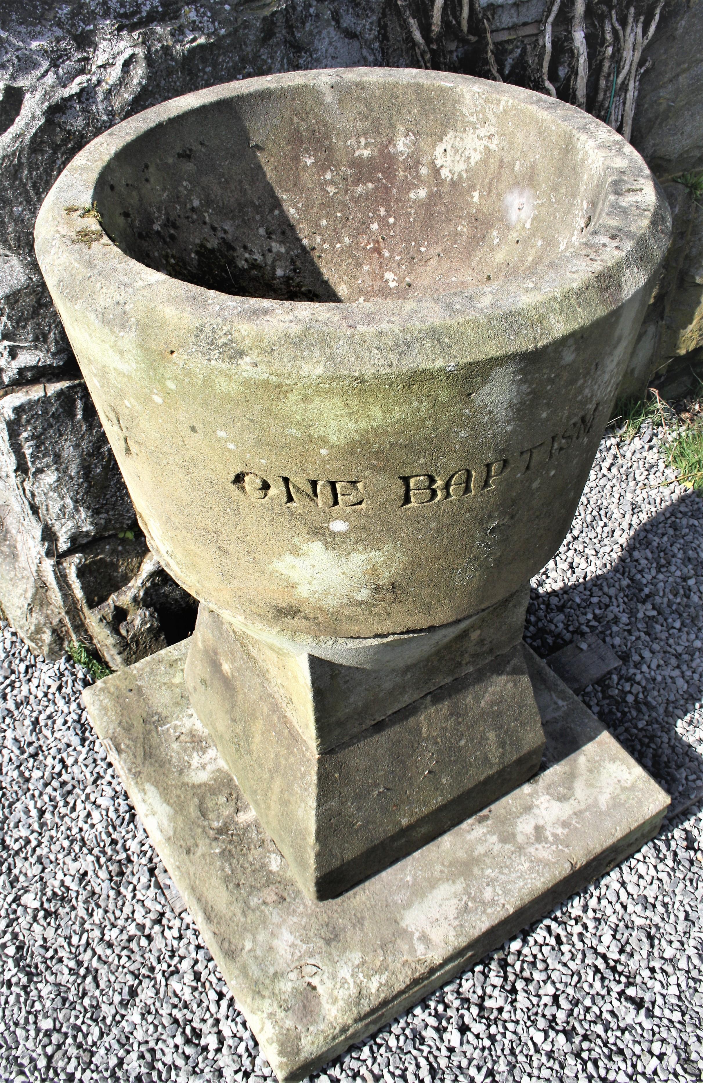 Großes Pflanzgefäß aus geschnitztem Stein und Sandstein für Kirchenbrunnen, Church Basin Font, Gartenbrunnen im Angebot 3