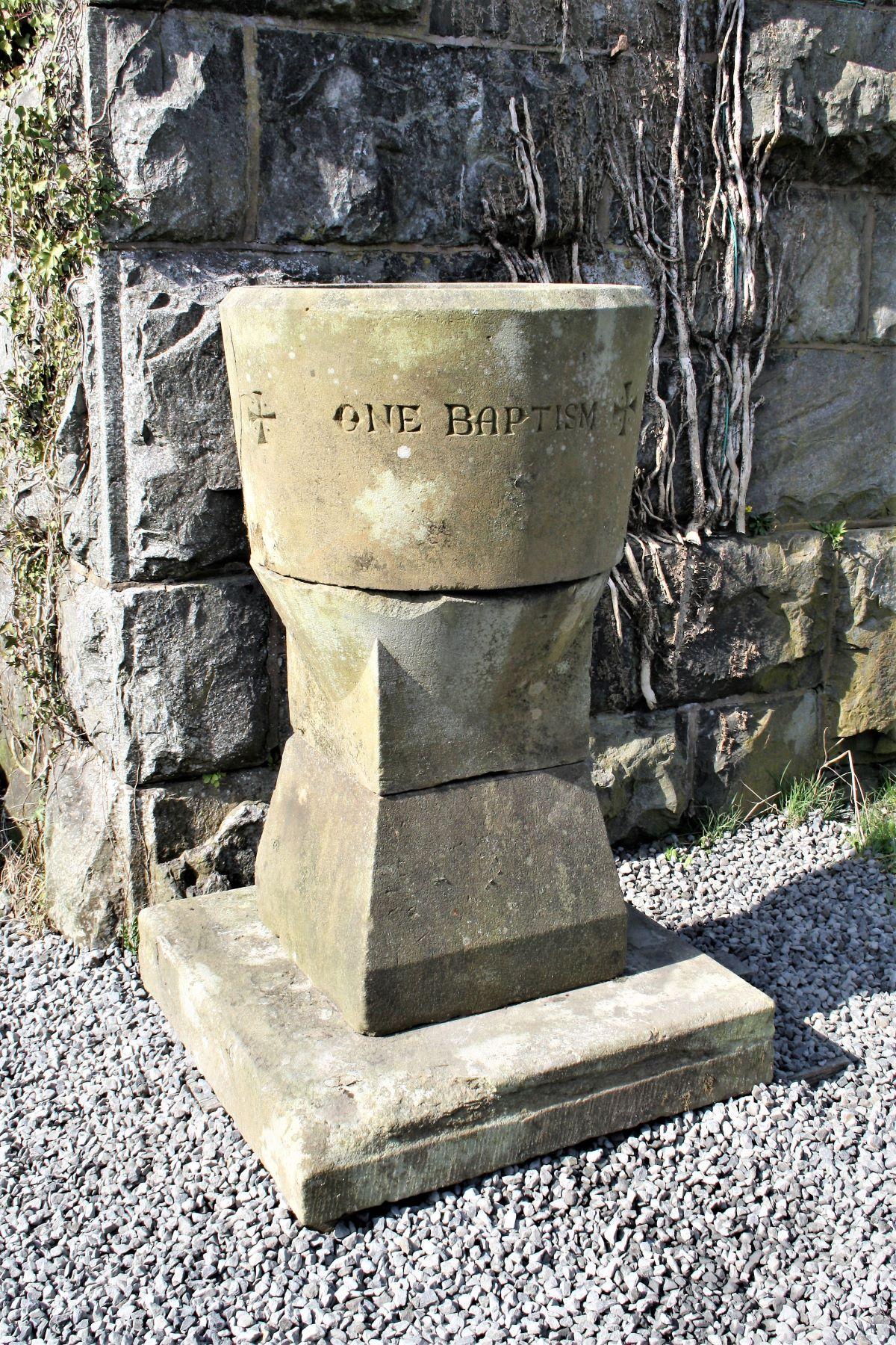 Großes Pflanzgefäß aus geschnitztem Stein und Sandstein für Kirchenbrunnen, Church Basin Font, Gartenbrunnen im Angebot 5