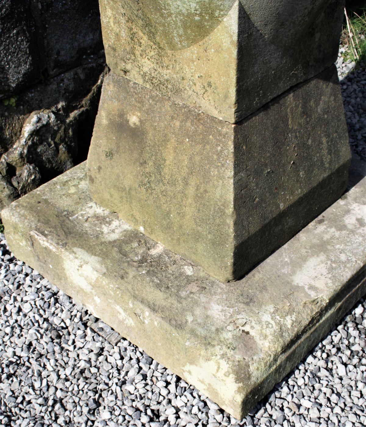 Großes Pflanzgefäß aus geschnitztem Stein und Sandstein für Kirchenbrunnen, Church Basin Font, Gartenbrunnen im Angebot 6