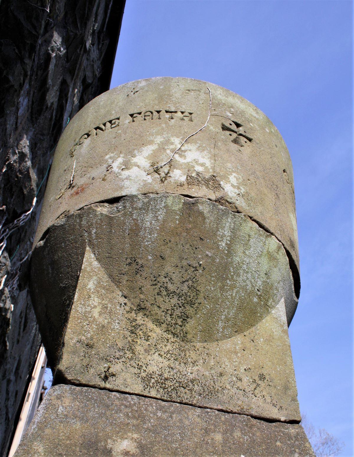 Großes Pflanzgefäß aus geschnitztem Stein und Sandstein für Kirchenbrunnen, Church Basin Font, Gartenbrunnen im Angebot 9