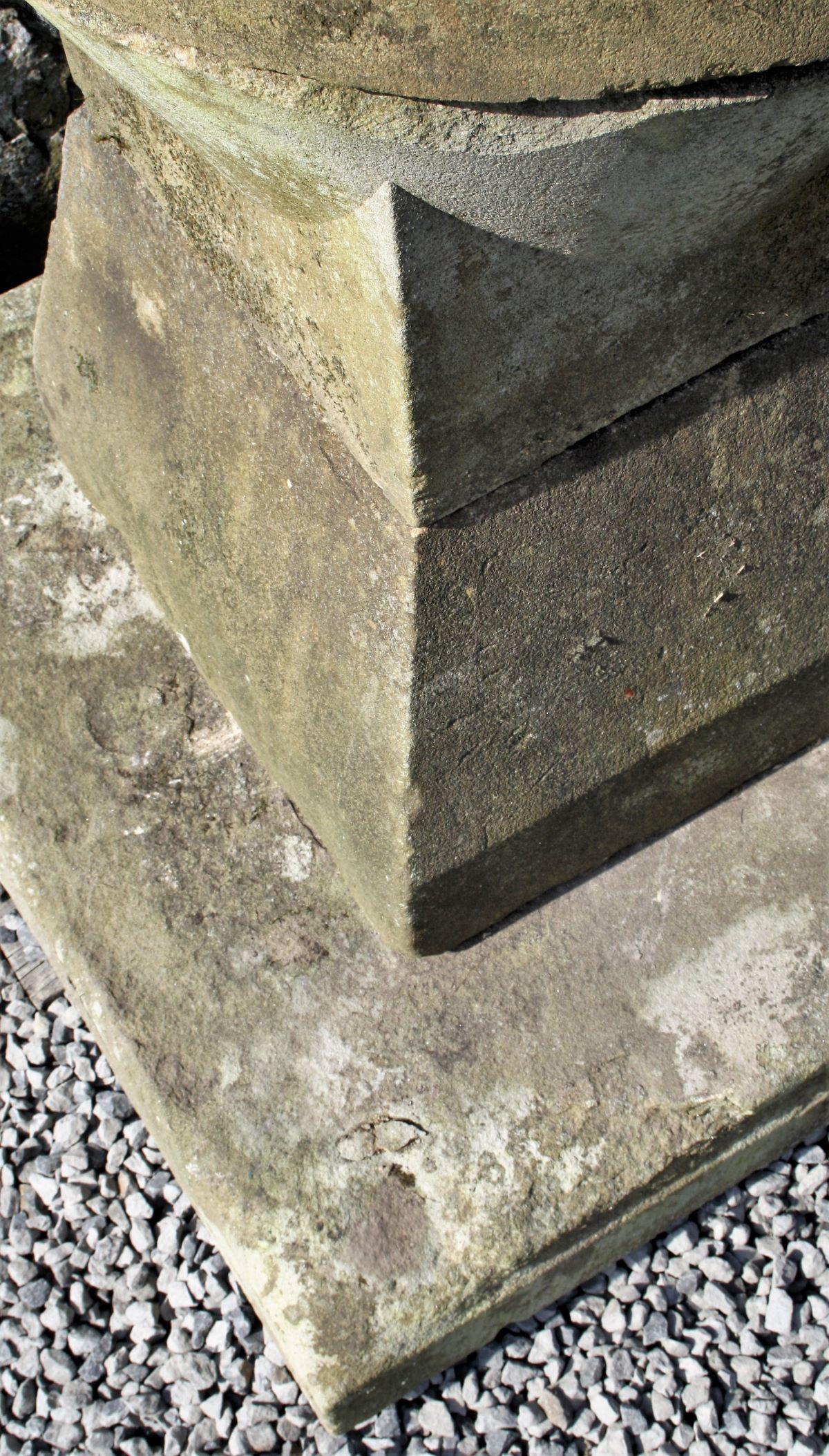 Großes Pflanzgefäß aus geschnitztem Stein und Sandstein für Kirchenbrunnen, Church Basin Font, Gartenbrunnen im Angebot 12