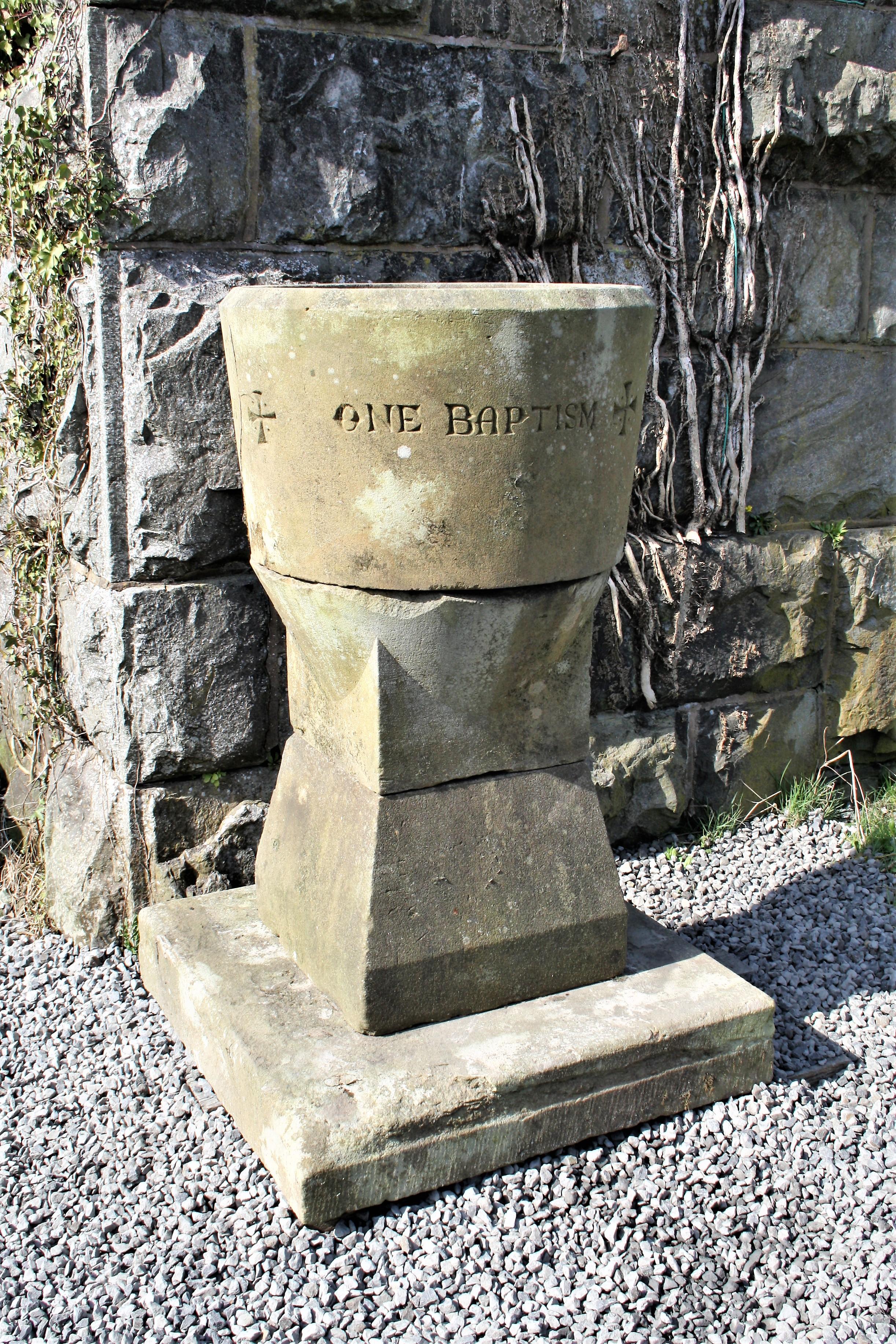 Ein echtes, wiederverwendetes Kirchenbecken aus einer kleinen walisischen Gemeinde in Mittelwales. Dieses originale Taufbecken aus Sandstein stammt aus dem Jahr 1863, als die St. Johns Church in Llanbrynmair erbaut wurde. Es ist fast 1,80 m hoch und