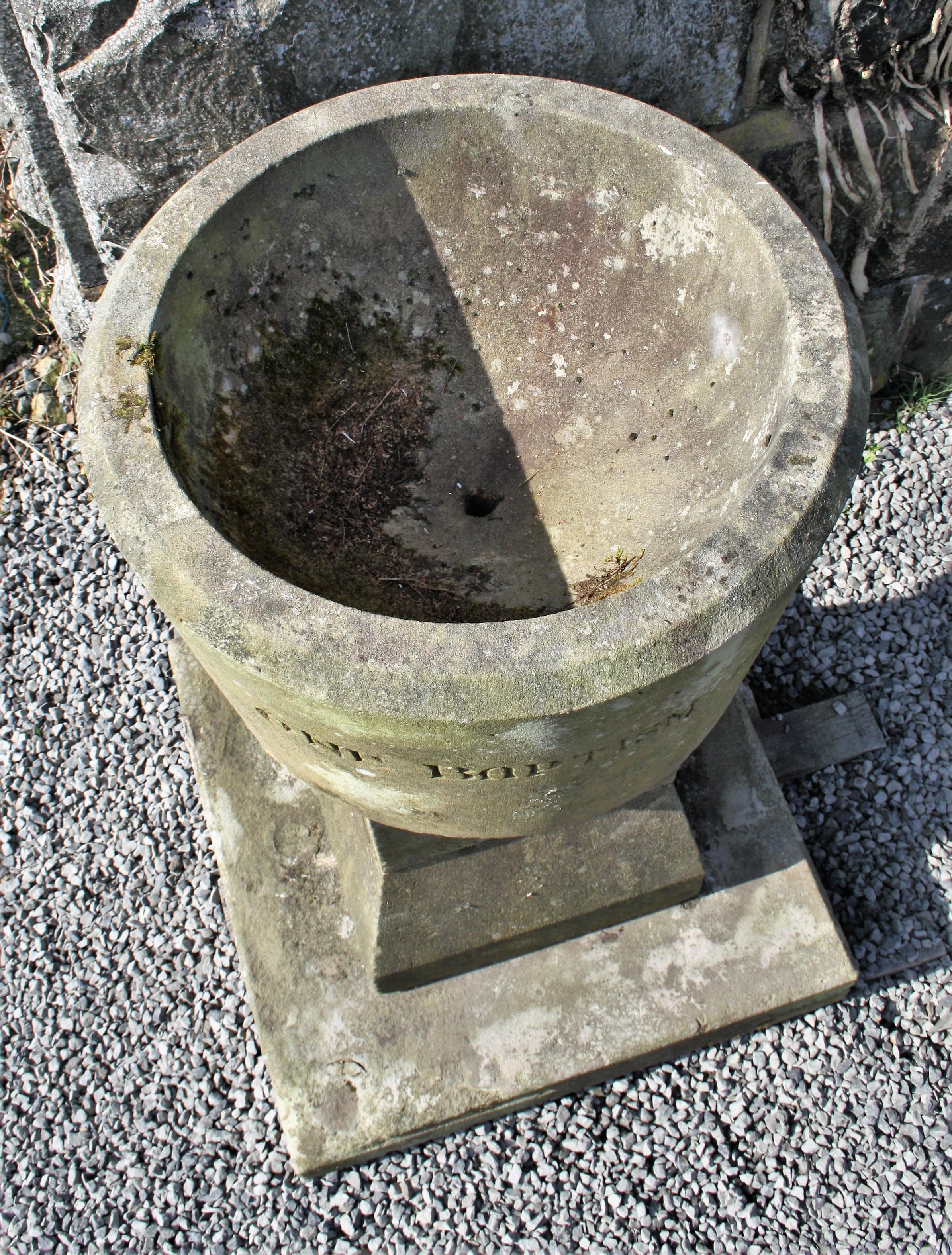 Großes Pflanzgefäß aus geschnitztem Stein und Sandstein für Kirchenbrunnen, Church Basin Font, Gartenbrunnen im Angebot 1