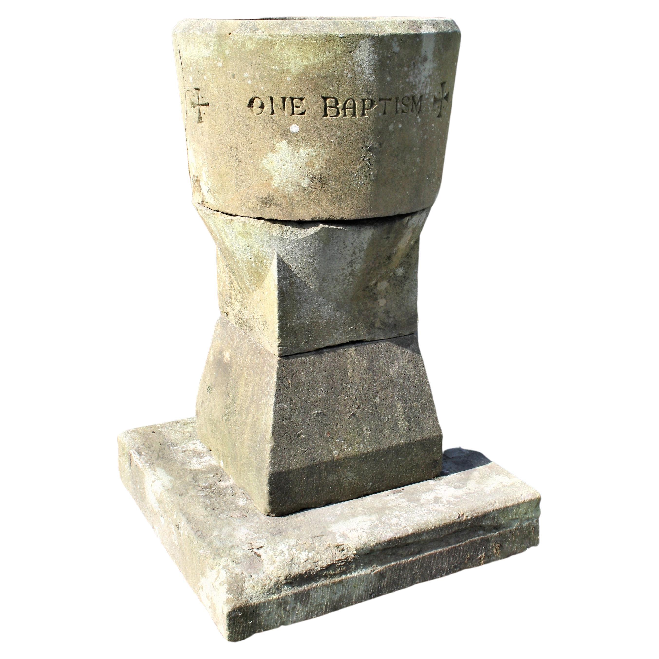 Großes Pflanzgefäß aus geschnitztem Stein und Sandstein für Kirchenbrunnen, Church Basin Font, Gartenbrunnen