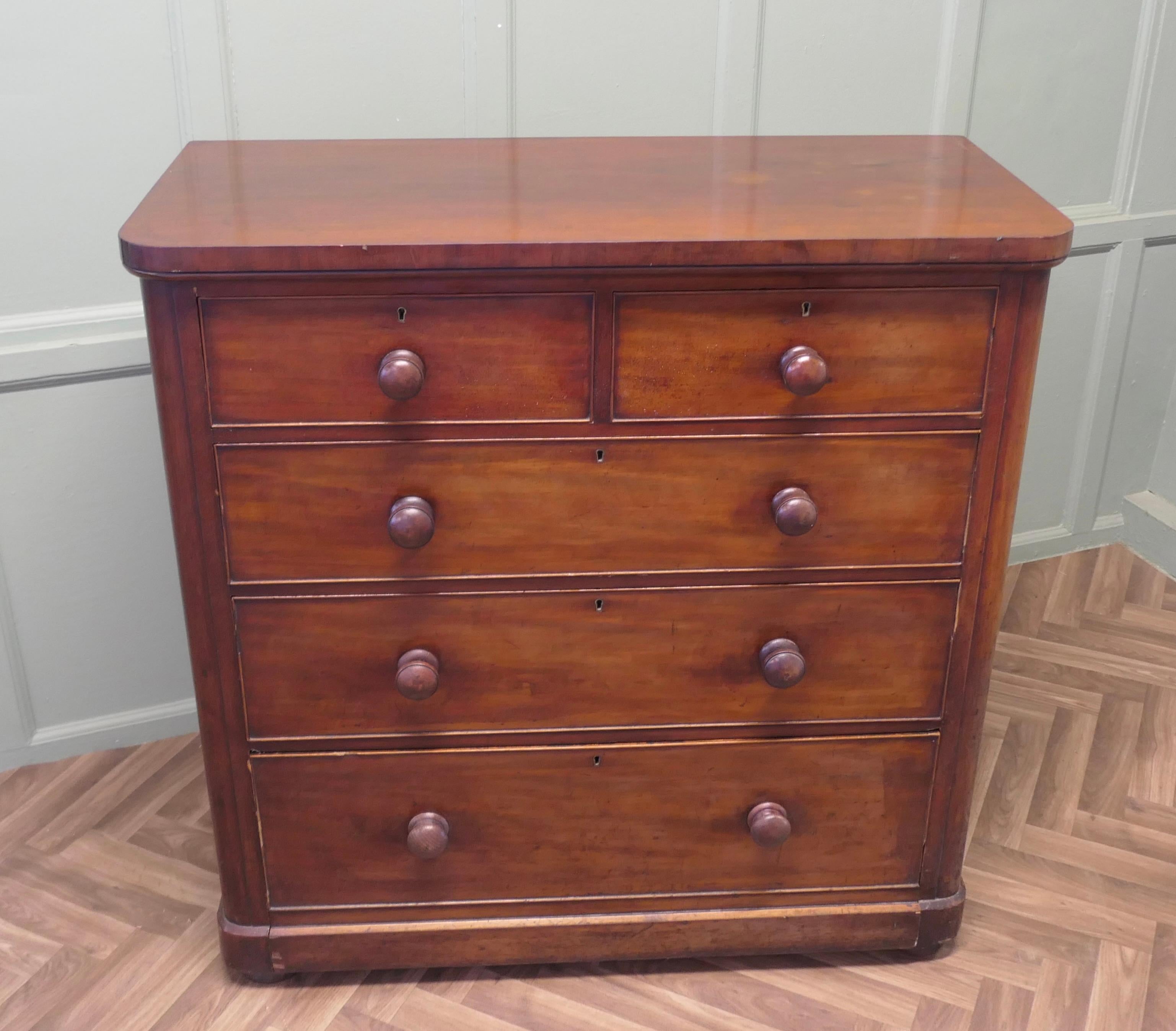 A Large Victorian Mahogany Chest of Drawers    This is a good solid chest In Good Condition For Sale In Godshill, Isle of Wight