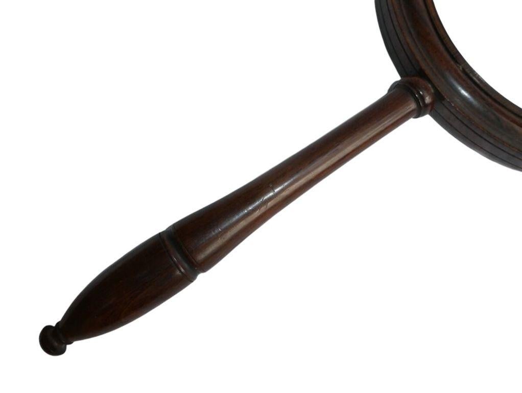 Une très grande galerie ou loupe en acajou de l'époque géorgienne ou victorienne. Le verre circulaire se trouve dans un cadre en acajou, la poignée en forme de balustre se vissant dans un support en laiton dans le bord. Anglais, deuxième quart du