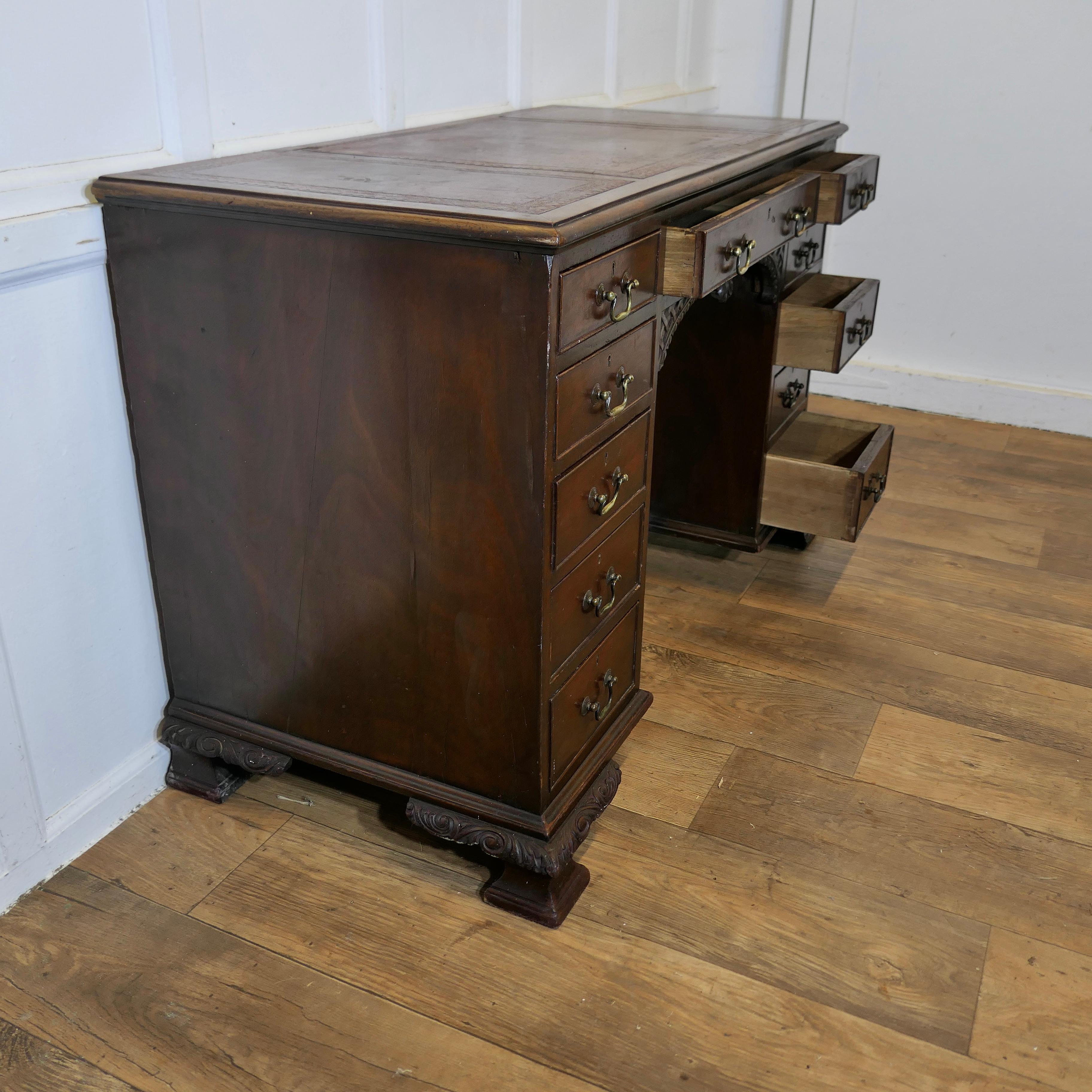 Ein großer viktorianischer Nussbaum-Knieloch-Schreibtisch im Angebot 4