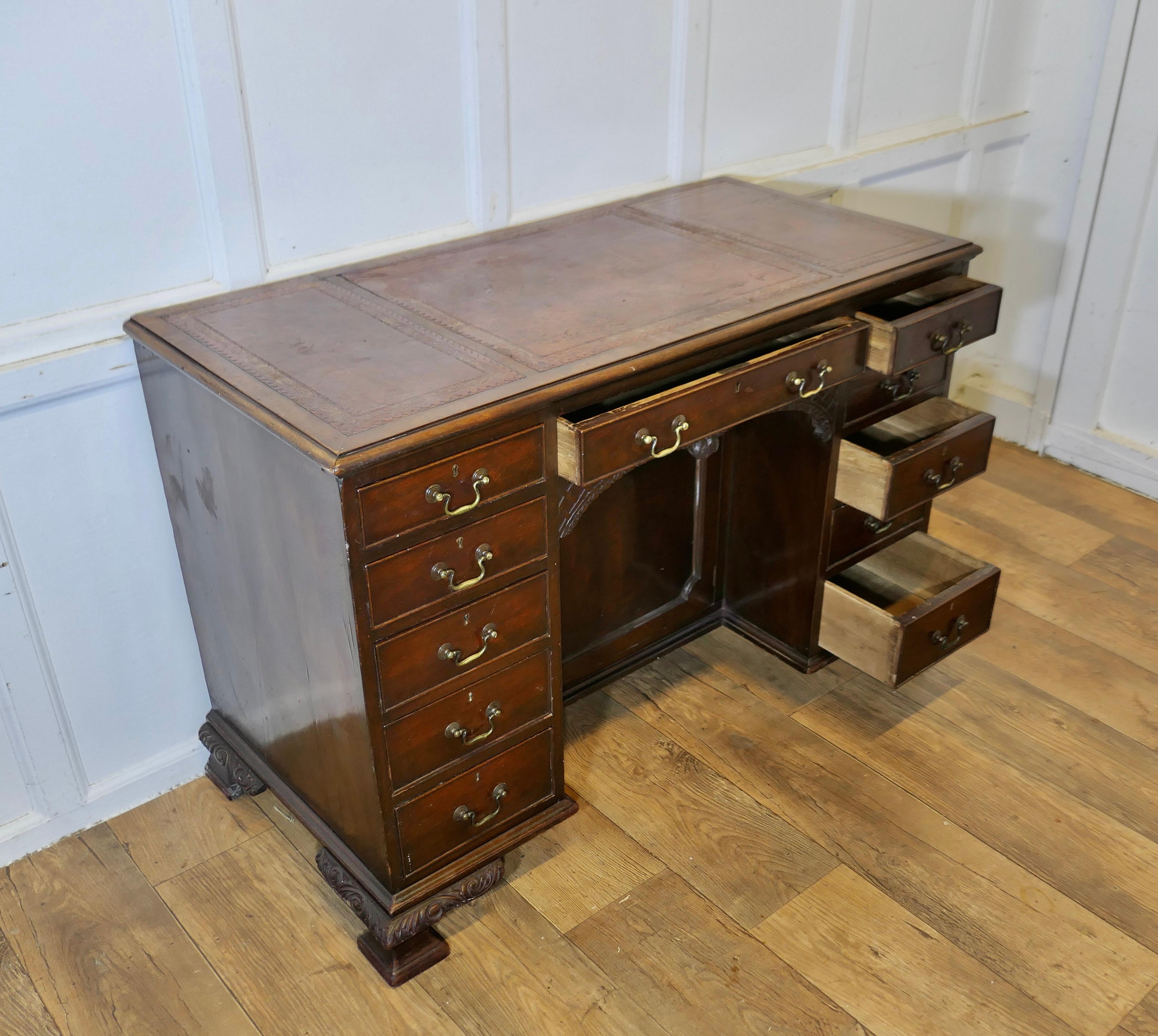 Ein großer viktorianischer Nussbaum-Knieloch-Schreibtisch im Angebot 5