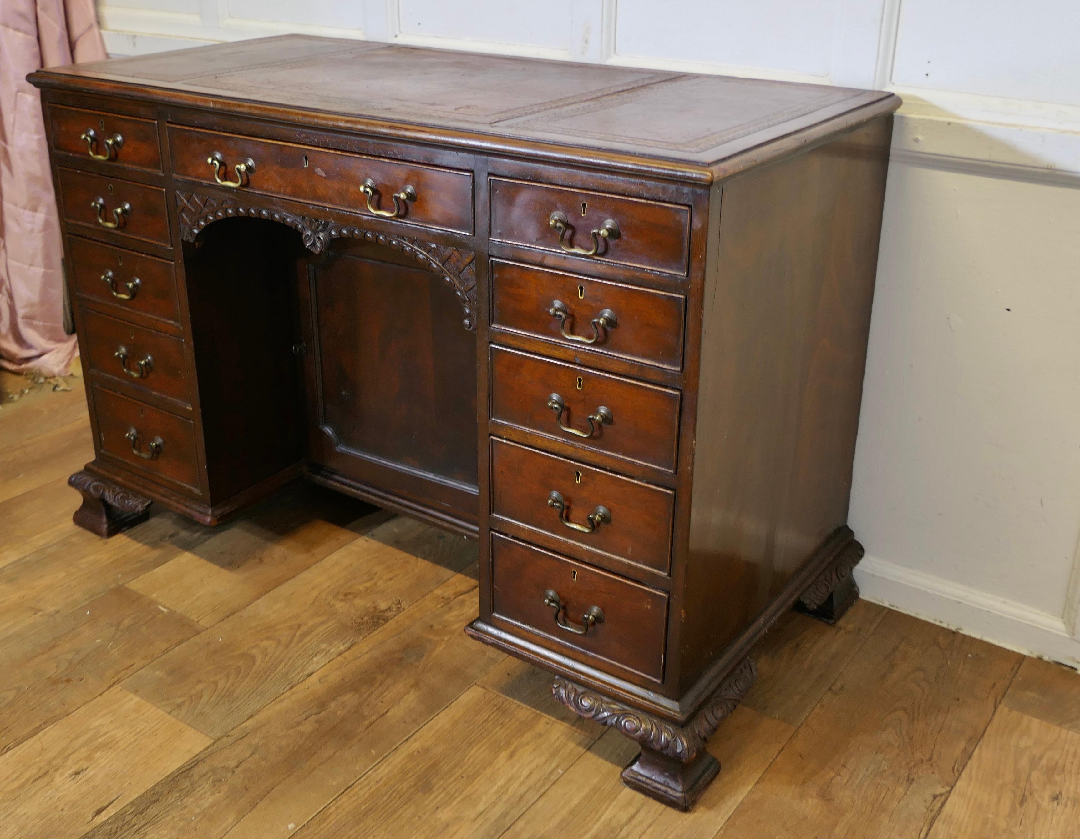 Ein großer viktorianischer Nussbaum-Knieloch-Schreibtisch im Zustand „Gut“ im Angebot in Godshill, Isle of Wight
