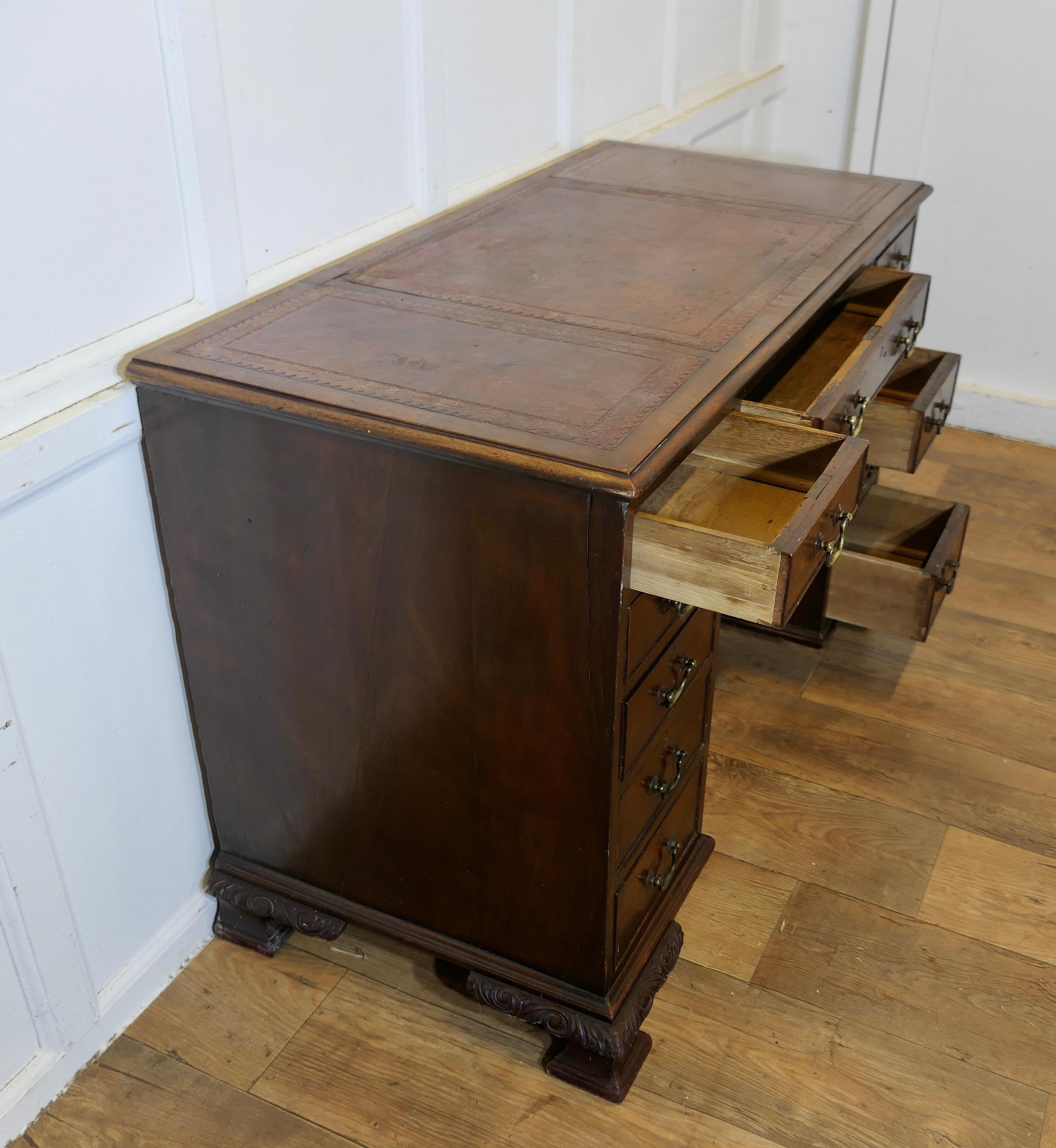 Ein großer viktorianischer Nussbaum-Knieloch-Schreibtisch im Angebot 2