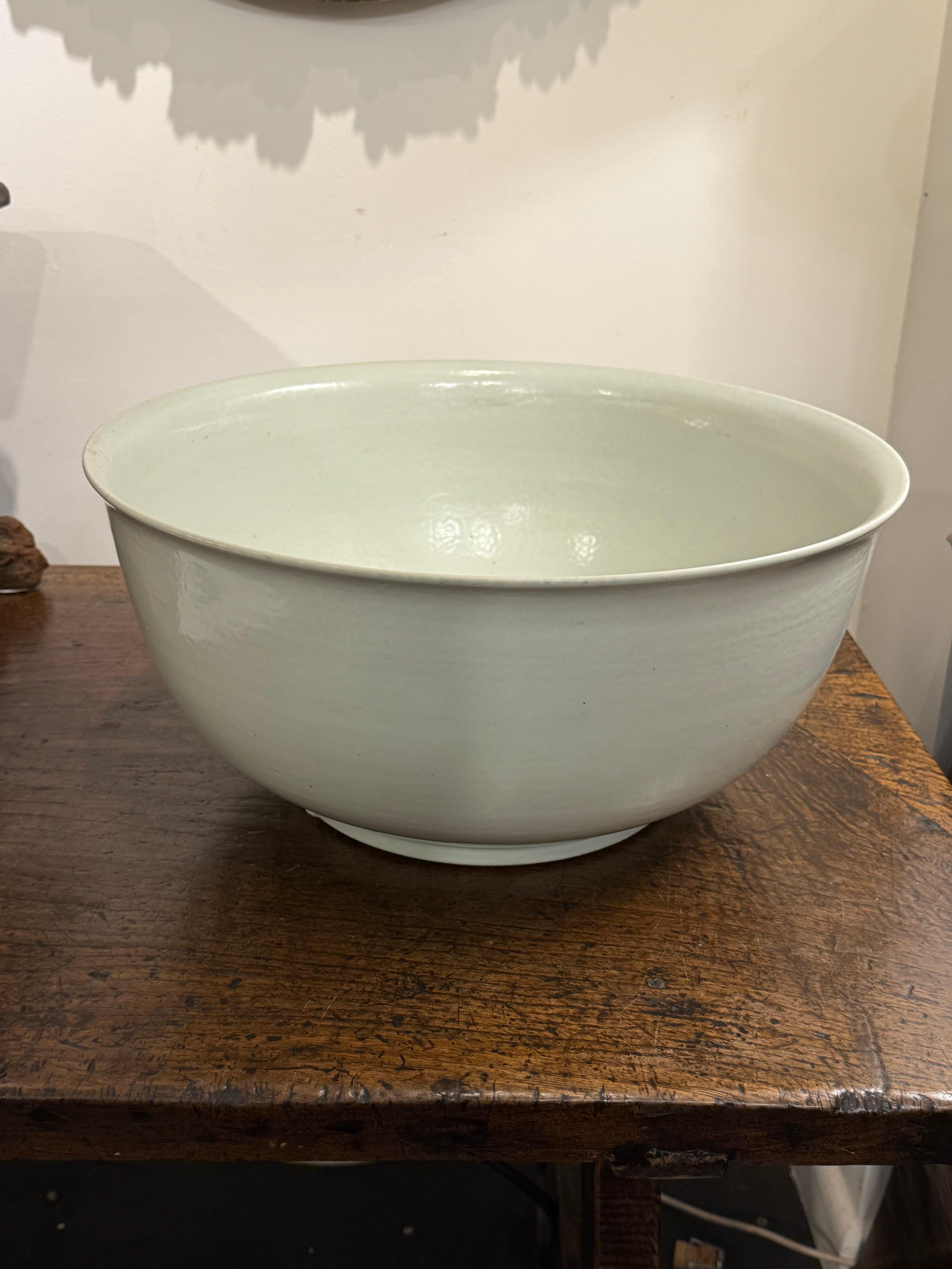 Una grande ciotola cinese Blanc de Chine d'epoca, 20° secolo

Provenienza: Collezione privata australiana.

Dimensioni:
Altezza: 22 cm.
Dimaneions: 47 cm.