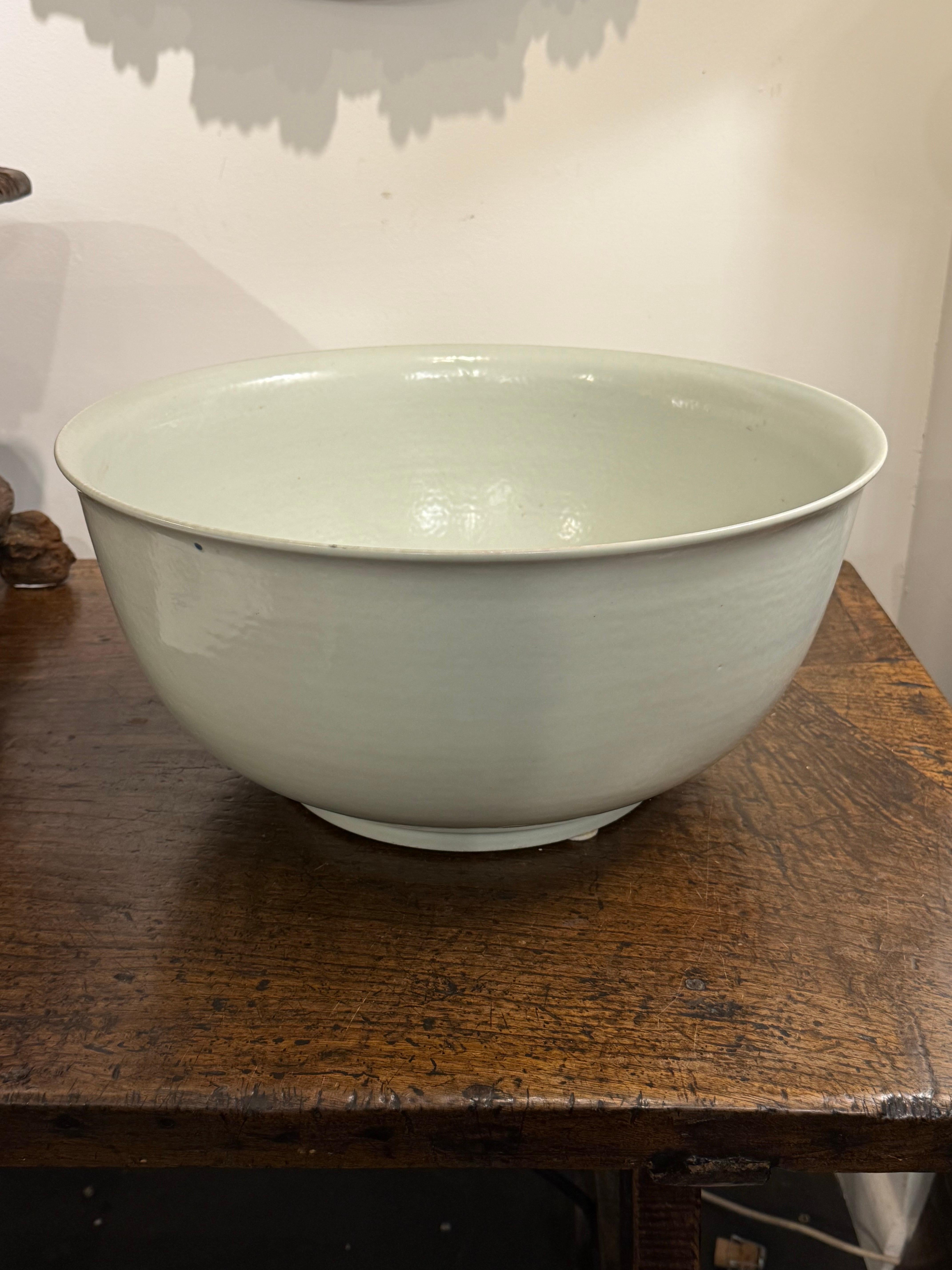 Cinese Una grande ciotola cinese Blanc De Chine d'epoca, 20° secolo in vendita