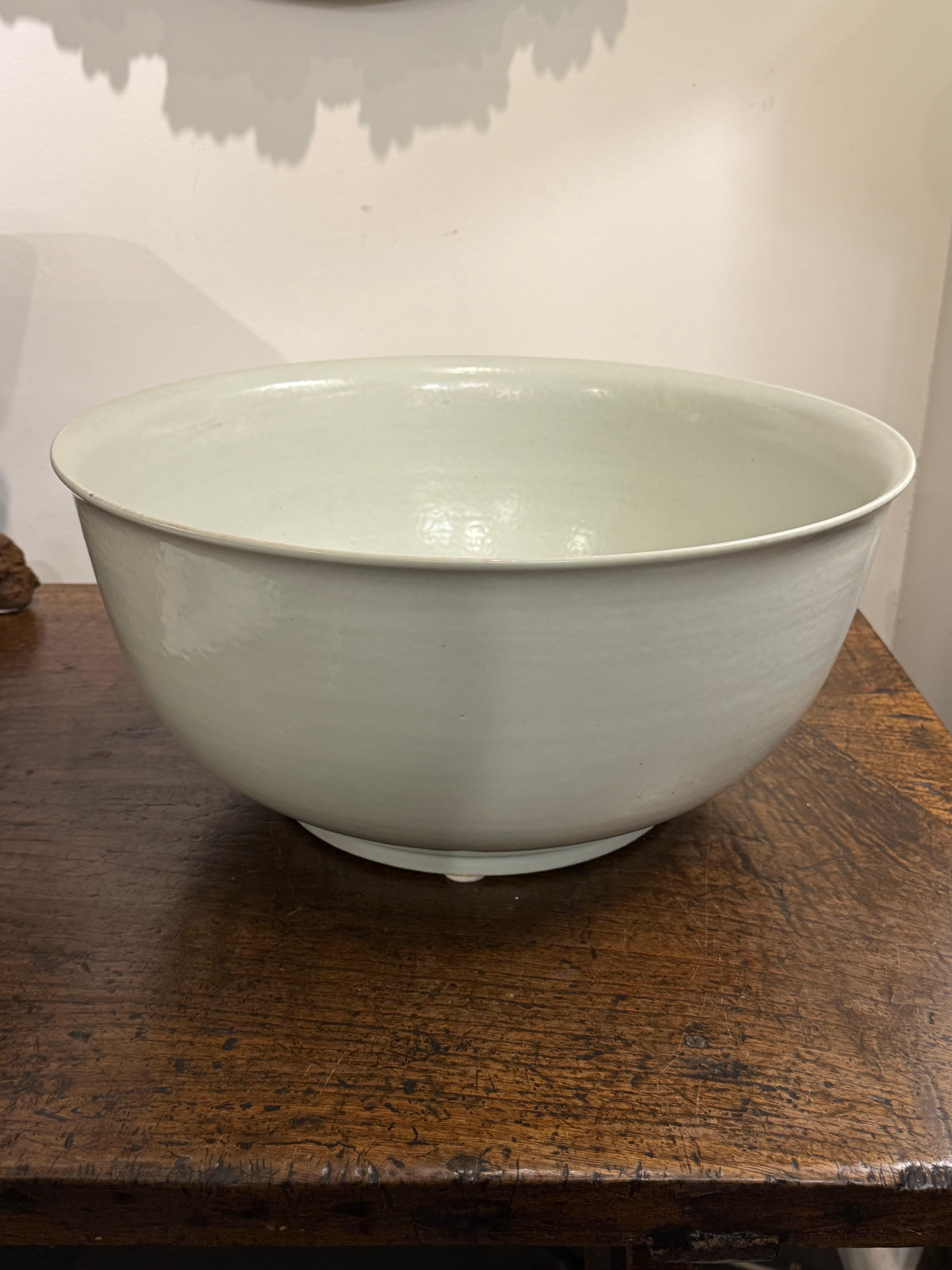 Fatto a mano Una grande ciotola cinese Blanc De Chine d'epoca, 20° secolo in vendita