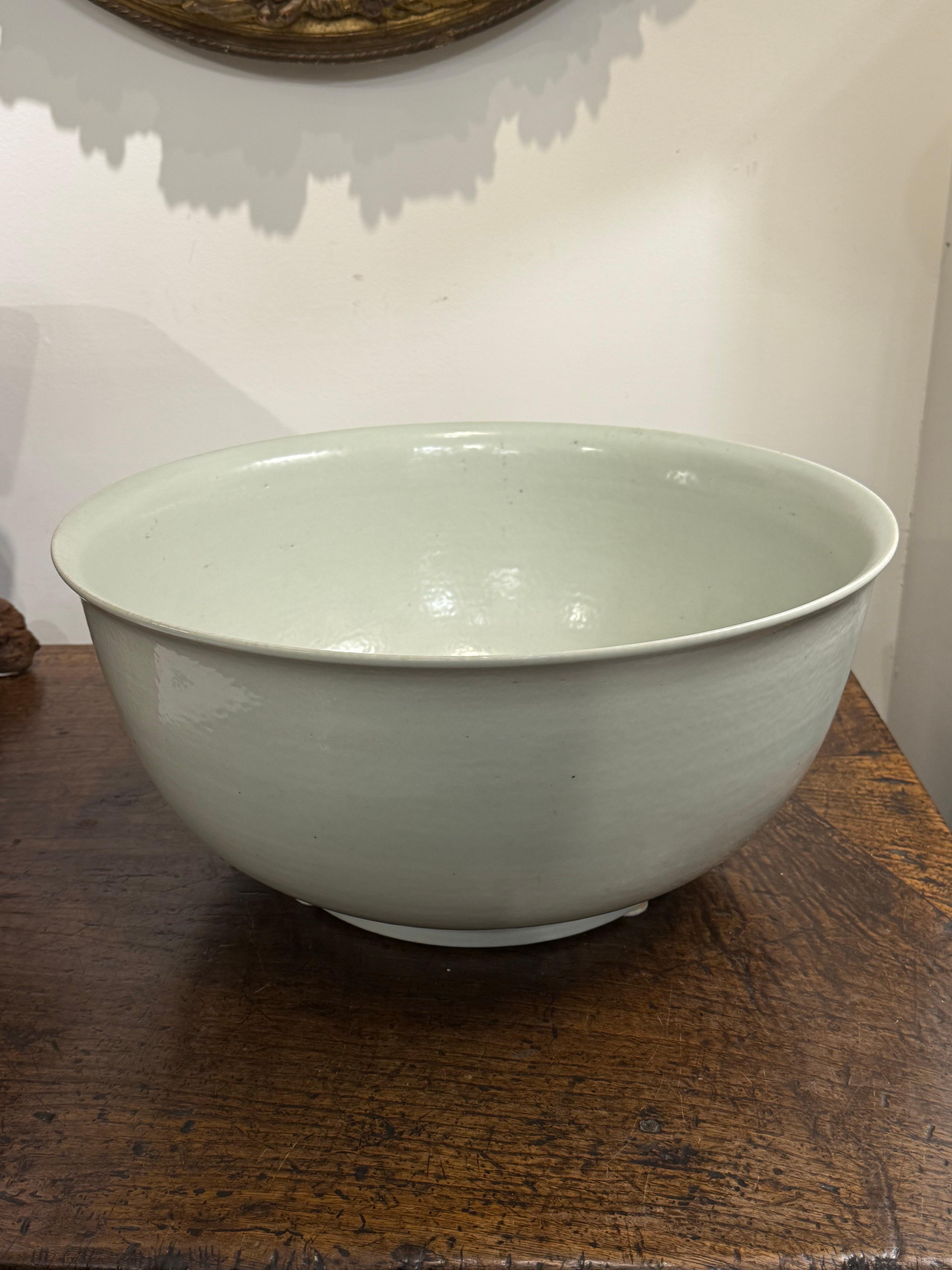 Una grande ciotola cinese Blanc De Chine d'epoca, 20° secolo in vendita 1