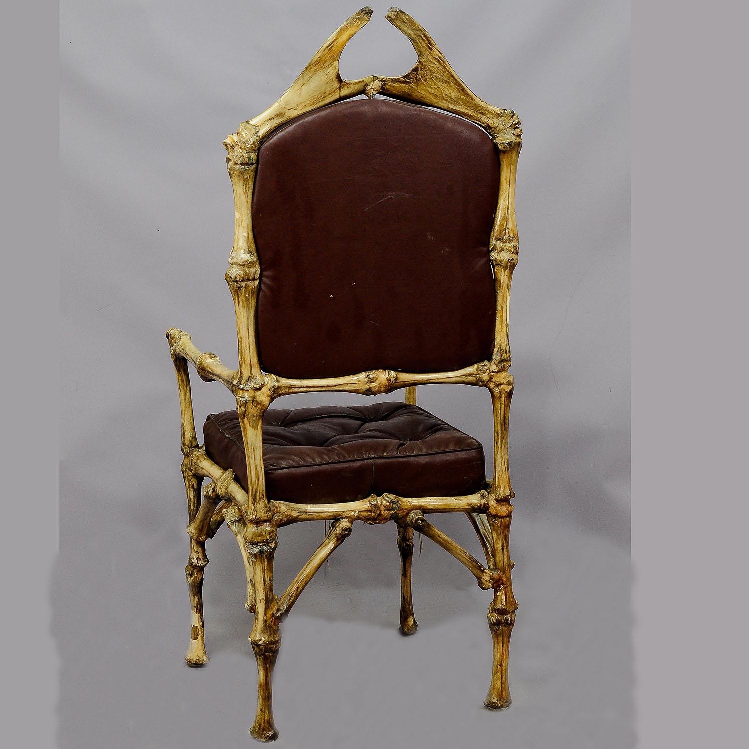 Mid-Century Modern Grand fauteuil trône vintage en os de vache, Allemagne, datant d'environ 1930 en vente