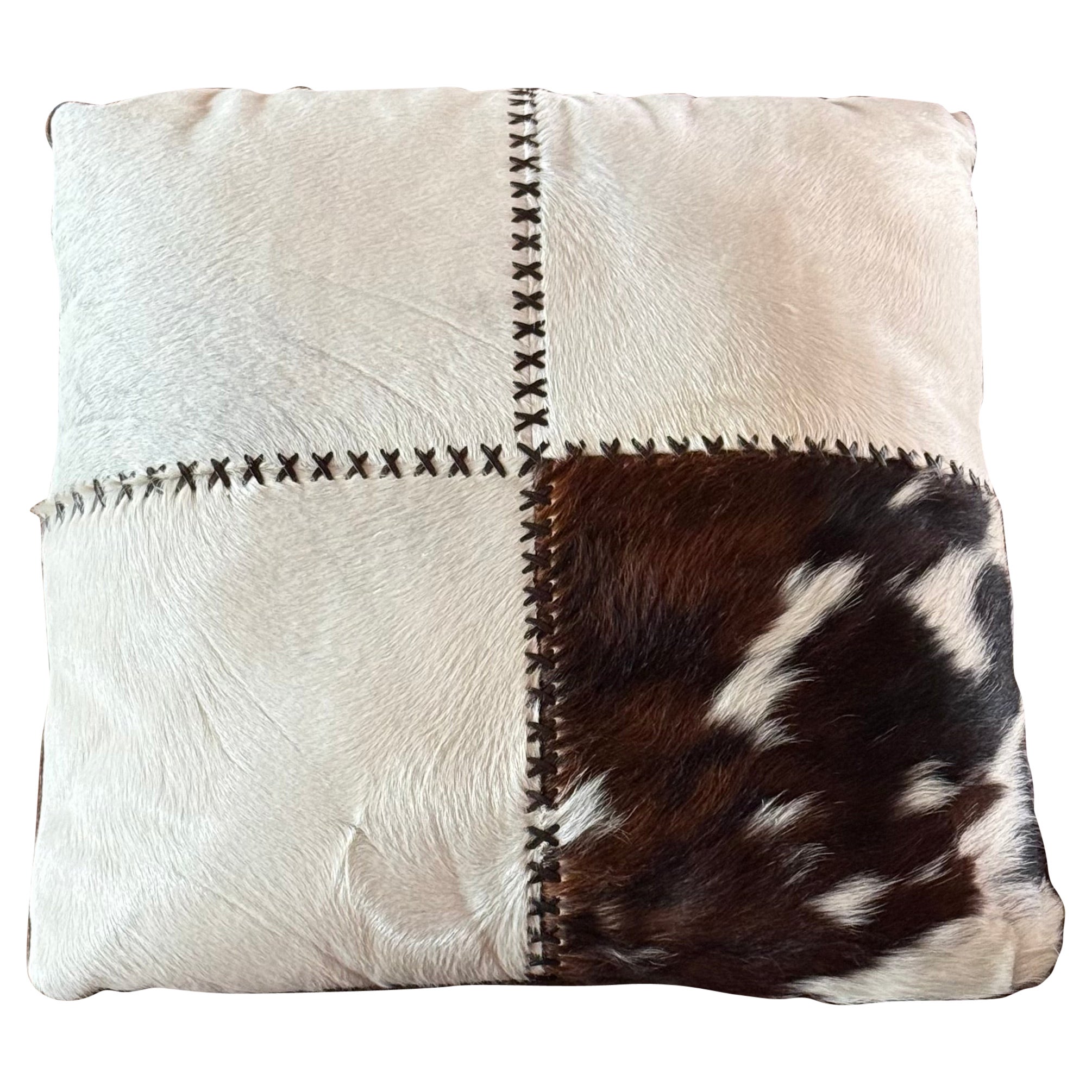 Grand coussin vintage en cuir et peau de vache, 20e siècle