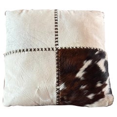 Grand coussin vintage en cuir et peau de vache, 20e siècle