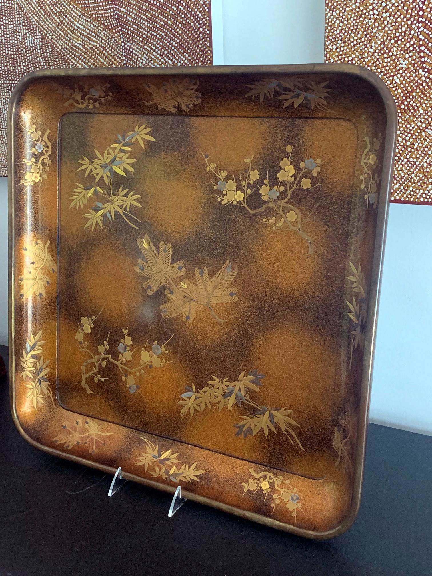 Großes japanisches Maki-e-Lack-Kimono-Tablett im Vintage-Stil (Japonismus) im Angebot